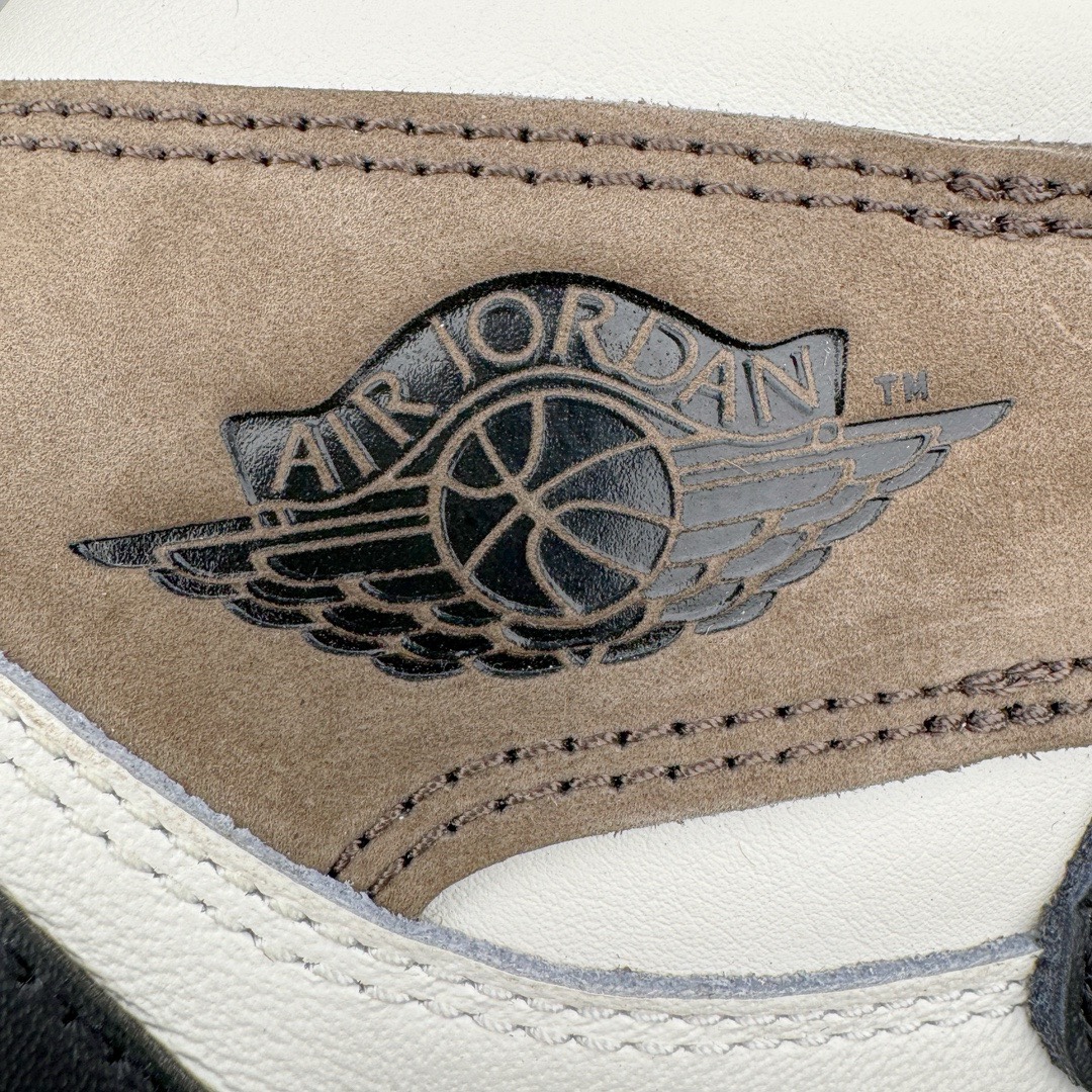 图片[10]-＃FK纯原 Air Jordan AJ1 Retro High 高帮黑摩卡小倒钩 555088-105 高端零售特供批次 产品品控稳定性领先行业 各方面均可对飙L版 良心定价不杀猪 SZ原厂全套原楦原纸板冲刀磨具开发 原厂皮料加持 原厂港宝加持定型后跟R度完美 同源原厂电绣 飞翼针数密度立体效果一致 百分百一致原鞋 原厂拉帮工艺 针距密度一致 后跟弧度收口自然不对折 极致一眼正品既视感 进口玻璃冲刀皮料裁剪零毛边 全鞋电脑针车工艺 品控清洁度最高QC检验标准 免检产品 原厂订购鞋盒、鞋标、防尘纸、鞋撑、鞋带 追求极致的原厂味道 尺码：40 40.5 41 42 42.5 43 44 44.5 45 46 47.5-选品中心
