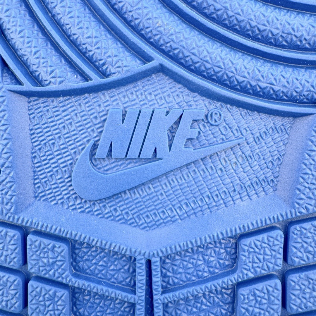 图片[18]-＃FK纯原 Fragment Design x Air Jordan AJ1 Retro High 藤原浩联名大闪电 716371-040 情怀单品 元年老鞋 圈内最强系列 高端零售特供批次 产品品控稳定性领先行业 各方面均可对飙L版 良心定价不杀猪 SZ原厂全套原楦原纸板冲刀磨具开发 原厂皮料加持 原厂港宝加持定型后跟R度完美 同源原厂电绣 飞翼针数密度立体效果一致 百分百一致原鞋 原厂拉帮工艺 针距密度一致 后跟弧度收口自然不对折 极致一眼正品既视感 进口玻璃冲刀皮料裁剪零毛边 全鞋电脑针车工艺 品控清洁度最高QC检验标准 免检产品 原厂订购鞋盒、鞋标、防尘纸、鞋撑、鞋带 追求极致的原厂味道 尺码：40 40.5 41 42 42.5 43 44 44.5 45 46 47.5-选品中心