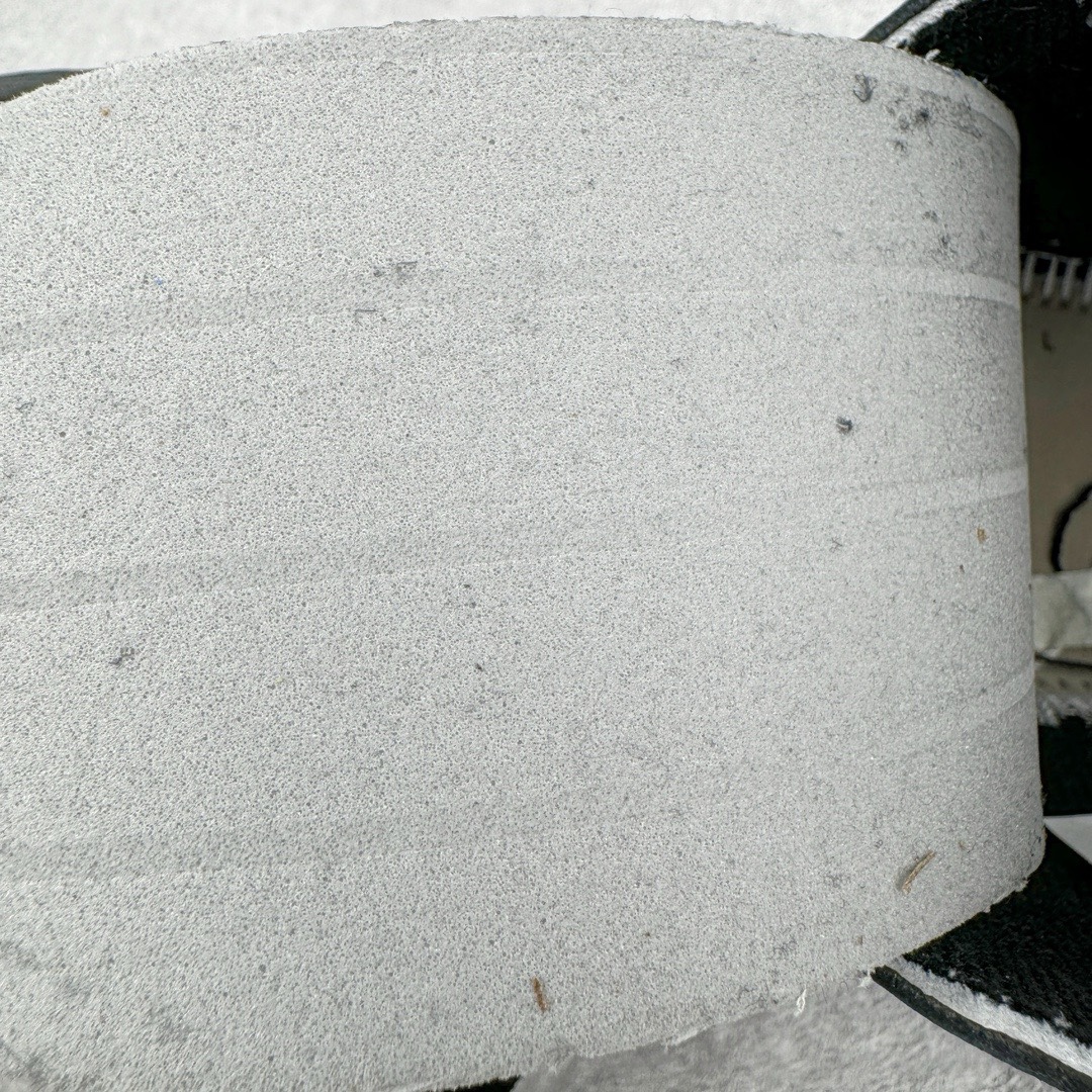 图片[16]-＃FK纯原 Fragment Design x Air Jordan AJ1 Retro High 藤原浩联名大闪电 716371-040 情怀单品 元年老鞋 圈内最强系列 高端零售特供批次 产品品控稳定性领先行业 各方面均可对飙L版 良心定价不杀猪 SZ原厂全套原楦原纸板冲刀磨具开发 原厂皮料加持 原厂港宝加持定型后跟R度完美 同源原厂电绣 飞翼针数密度立体效果一致 百分百一致原鞋 原厂拉帮工艺 针距密度一致 后跟弧度收口自然不对折 极致一眼正品既视感 进口玻璃冲刀皮料裁剪零毛边 全鞋电脑针车工艺 品控清洁度最高QC检验标准 免检产品 原厂订购鞋盒、鞋标、防尘纸、鞋撑、鞋带 追求极致的原厂味道 尺码：40 40.5 41 42 42.5 43 44 44.5 45 46 47.5-选品中心