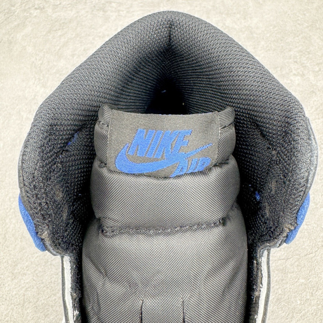 图片[15]-＃FK纯原 Fragment Design x Air Jordan AJ1 Retro High 藤原浩联名大闪电 716371-040 情怀单品 元年老鞋 圈内最强系列 高端零售特供批次 产品品控稳定性领先行业 各方面均可对飙L版 良心定价不杀猪 SZ原厂全套原楦原纸板冲刀磨具开发 原厂皮料加持 原厂港宝加持定型后跟R度完美 同源原厂电绣 飞翼针数密度立体效果一致 百分百一致原鞋 原厂拉帮工艺 针距密度一致 后跟弧度收口自然不对折 极致一眼正品既视感 进口玻璃冲刀皮料裁剪零毛边 全鞋电脑针车工艺 品控清洁度最高QC检验标准 免检产品 原厂订购鞋盒、鞋标、防尘纸、鞋撑、鞋带 追求极致的原厂味道 尺码：40 40.5 41 42 42.5 43 44 44.5 45 46 47.5-选品中心