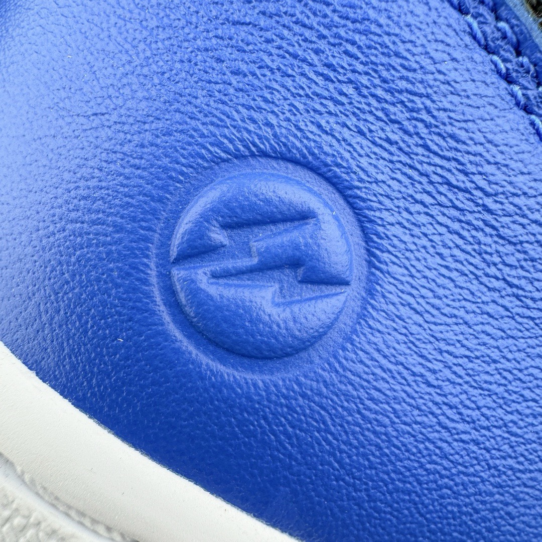 图片[11]-＃FK纯原 Fragment Design x Air Jordan AJ1 Retro High 藤原浩联名大闪电 716371-040 情怀单品 元年老鞋 圈内最强系列 高端零售特供批次 产品品控稳定性领先行业 各方面均可对飙L版 良心定价不杀猪 SZ原厂全套原楦原纸板冲刀磨具开发 原厂皮料加持 原厂港宝加持定型后跟R度完美 同源原厂电绣 飞翼针数密度立体效果一致 百分百一致原鞋 原厂拉帮工艺 针距密度一致 后跟弧度收口自然不对折 极致一眼正品既视感 进口玻璃冲刀皮料裁剪零毛边 全鞋电脑针车工艺 品控清洁度最高QC检验标准 免检产品 原厂订购鞋盒、鞋标、防尘纸、鞋撑、鞋带 追求极致的原厂味道 尺码：40 40.5 41 42 42.5 43 44 44.5 45 46 47.5-选品中心