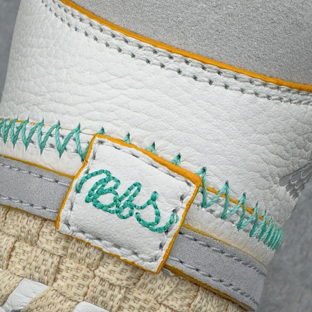 图片[14]-＃FK纯原福利 Union Los Angeles x Bephie\’s Beauty Supply x Air Jordan AJ1 High OG\\\”Woven\\\” 三方联名米白灰编织 FD2565-100 知名大厂出品 外贸特供 整单全码套现 单色整单2000+ 之前4XX的东西 原楦原纸板开发 极致一眼正品既视感 原厂皮料 承诺百分百一致原鞋 鞋面清洁度最高QC检验标准 控制溢胶 飞翼3D高频深度立体 全市场仅此一家 鞋盒、防尘纸 均采购来自原厂 对于将于今年八月到来的 Union x Air Jordan 1 High OG 合作鞋款，其「一举一动」备受瞩目，尽管早前已有多家媒体进行了预测，但都具有较大不确定性，而近日揭开了真容。2023 款 Union x Air Jordan 1 High OG「WOVEN」向 Air Footscape Woven（一款以其不对称编织设计而闻名的生活方式跑鞋，于 2000 年代后期首次亮相。）轮廓致敬， 用元年款风格的「中性灰」配色，全皮革打造，整个鞋身包裹着编织细节，其他细节包括 Swoosh 上的狼灰色细节、「NK Air」鞋舌标签，以及侧后部带有外露的绿色缝线。「UN/LA」签名标签则是位于双色仿旧橡胶鞋底的外侧。后跟上的BBS联名则来自于主理人妻子的品牌Bephie\’s Beauty Supply，可以说这次算是三方合作。尺码：41 42 42.5 43 44 44.5 45 46 47.5-选品中心