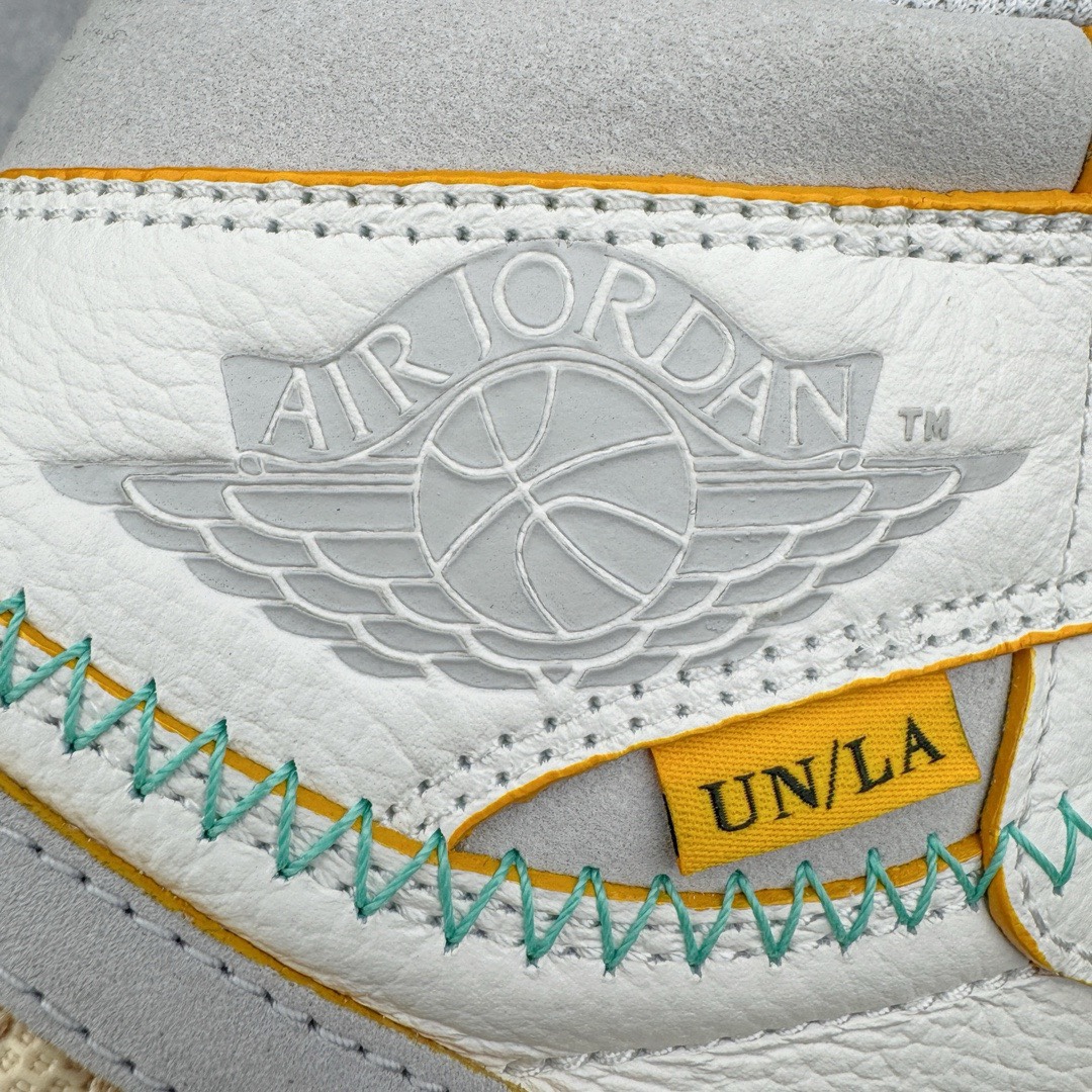 图片[12]-＃FK纯原福利 Union Los Angeles x Bephie\’s Beauty Supply x Air Jordan AJ1 High OG\\\”Woven\\\” 三方联名米白灰编织 FD2565-100 知名大厂出品 外贸特供 整单全码套现 单色整单2000+ 之前4XX的东西 原楦原纸板开发 极致一眼正品既视感 原厂皮料 承诺百分百一致原鞋 鞋面清洁度最高QC检验标准 控制溢胶 飞翼3D高频深度立体 全市场仅此一家 鞋盒、防尘纸 均采购来自原厂 对于将于今年八月到来的 Union x Air Jordan 1 High OG 合作鞋款，其「一举一动」备受瞩目，尽管早前已有多家媒体进行了预测，但都具有较大不确定性，而近日揭开了真容。2023 款 Union x Air Jordan 1 High OG「WOVEN」向 Air Footscape Woven（一款以其不对称编织设计而闻名的生活方式跑鞋，于 2000 年代后期首次亮相。）轮廓致敬， 用元年款风格的「中性灰」配色，全皮革打造，整个鞋身包裹着编织细节，其他细节包括 Swoosh 上的狼灰色细节、「NK Air」鞋舌标签，以及侧后部带有外露的绿色缝线。「UN/LA」签名标签则是位于双色仿旧橡胶鞋底的外侧。后跟上的BBS联名则来自于主理人妻子的品牌Bephie\’s Beauty Supply，可以说这次算是三方合作。尺码：41 42 42.5 43 44 44.5 45 46 47.5-选品中心
