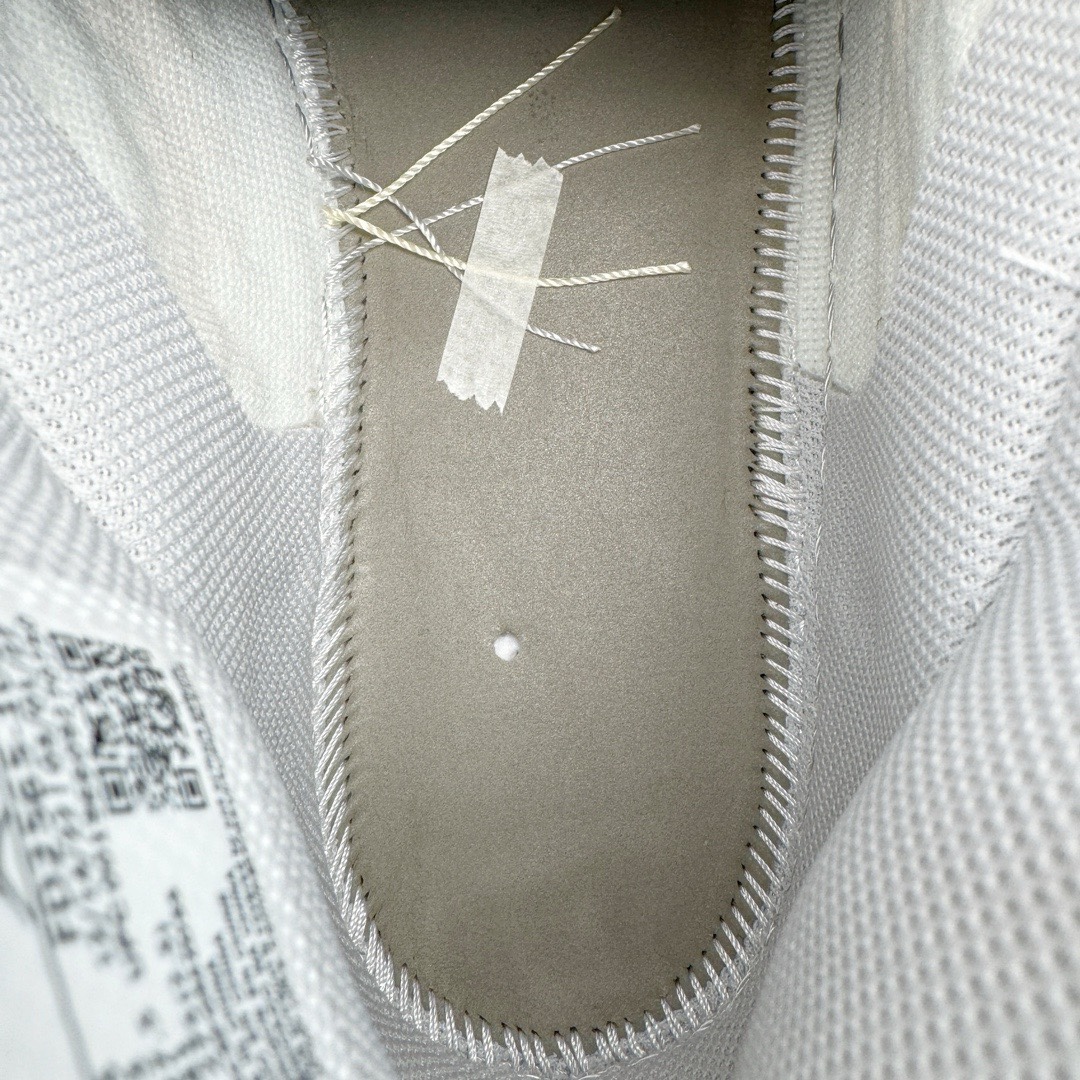图片[16]-＃FK纯原福利 Union Los Angeles x Bephie\’s Beauty Supply x Air Jordan AJ1 High OG\\\”Woven\\\” 三方联名米白灰编织 FD2565-100 知名大厂出品 外贸特供 整单全码套现 单色整单2000+ 之前4XX的东西 原楦原纸板开发 极致一眼正品既视感 原厂皮料 承诺百分百一致原鞋 鞋面清洁度最高QC检验标准 控制溢胶 飞翼3D高频深度立体 全市场仅此一家 鞋盒、防尘纸 均采购来自原厂 对于将于今年八月到来的 Union x Air Jordan 1 High OG 合作鞋款，其「一举一动」备受瞩目，尽管早前已有多家媒体进行了预测，但都具有较大不确定性，而近日揭开了真容。2023 款 Union x Air Jordan 1 High OG「WOVEN」向 Air Footscape Woven（一款以其不对称编织设计而闻名的生活方式跑鞋，于 2000 年代后期首次亮相。）轮廓致敬， 用元年款风格的「中性灰」配色，全皮革打造，整个鞋身包裹着编织细节，其他细节包括 Swoosh 上的狼灰色细节、「NK Air」鞋舌标签，以及侧后部带有外露的绿色缝线。「UN/LA」签名标签则是位于双色仿旧橡胶鞋底的外侧。后跟上的BBS联名则来自于主理人妻子的品牌Bephie\’s Beauty Supply，可以说这次算是三方合作。尺码：41 42 42.5 43 44 44.5 45 46 47.5-选品中心