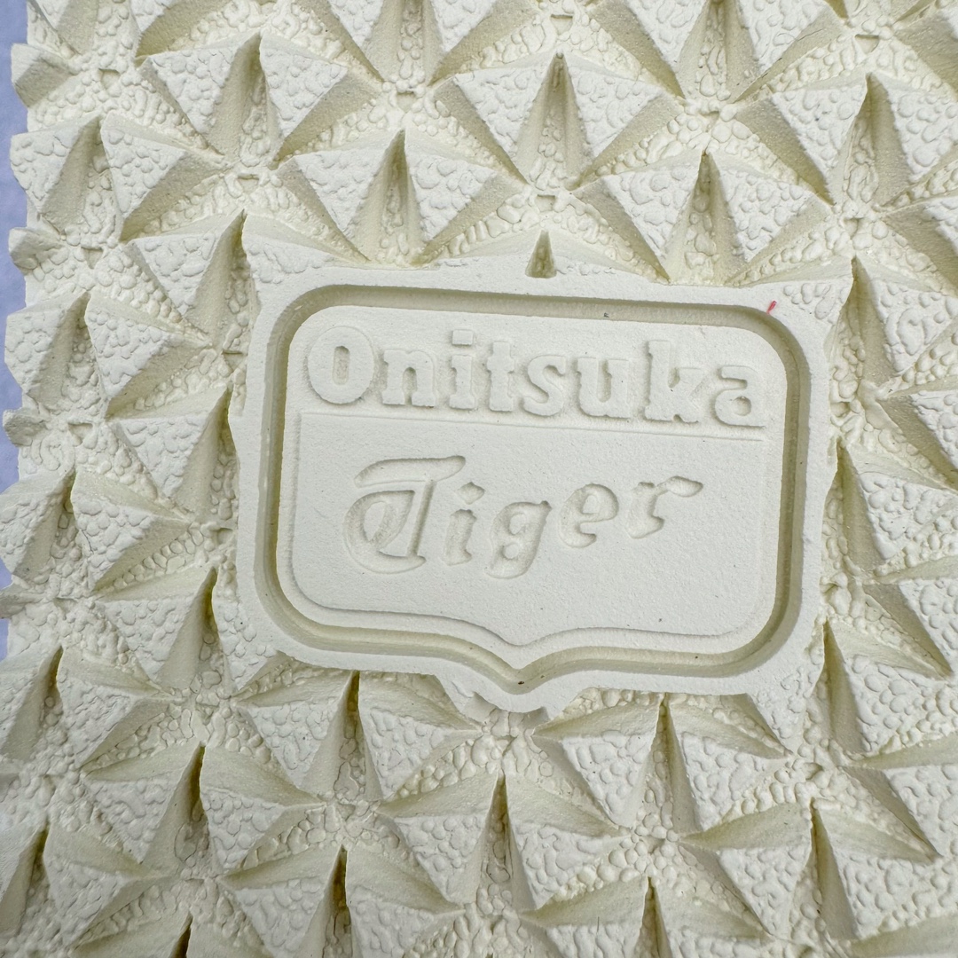 图片[19]-＃HK纯原 Asics Onitsuka Tiger MEXICO 66 亚瑟士鬼冢虎复古经典板鞋 市场最强版本 头层小羊皮加持 海外订单工厂出品 超成熟稳定的做工品控 原装全套纸板楦头开发 原汁原味 完美呈现版型 私模正确鞋底咬花纹路 一比一鞋头弧度高度鞋身弧度 绝不口嗨 细节品控鞋型随意秒杀市面 原档咬花纹路私模大底 一个单元有六个三角形 总体形拼接呈现花瓣状 官方四联吊牌 原装Ortholite轻量化鞋垫 原盒原配 质保卡 说明书 钢印防尘纸 纸板中底带钢印 乳胶组合鞋垫 支持全方位的对比专柜 产品从款式颜色造型上体现出追求舒适和细节的完美 鞋类更是推崇手工制作的严谨与完美 融舒适性与可穿性的设计风格 注重细节的完美和别致魅力 既保持稳重 又不失轻松的时尚感 尺码：36 37 37.5 38 39 39.5 40 40.5 41.5 42 42.5 43.5 44 45 46-选品中心