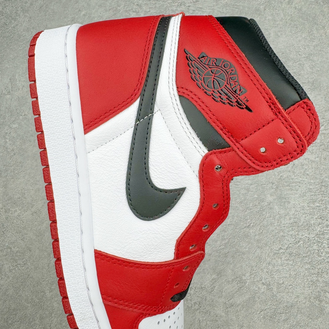 图片[6]-＃Ljr特供 Air Jordan AJ1 Retro High 高帮芝加哥白红 555088-101 全新改良批次 圈内最强倒钩系列 恪守真诚 承诺混一赔十 高端零售裸鞋圈特供批次 SZ原厂全套原楦原纸板冲刀磨具开发 原厂皮料加持 原厂港宝加持定型后跟R度完美 同源原厂电绣 飞翼针数密度立体效果一致 百分百一致原鞋 原厂拉帮工艺 针距密度一致 后跟弧度收口自然不对折 极致一眼正品既视感 进口玻璃冲刀皮料裁剪零毛边 全鞋电脑针车工艺 品控清洁度最高QC检验标准 免检产品 原厂订购鞋盒、鞋标、防尘纸、鞋撑、鞋带 追求极致的原厂味道 尺码：40.5 41 42 42.5 43 44 44.5 45 46 47.5 48.5-选品中心