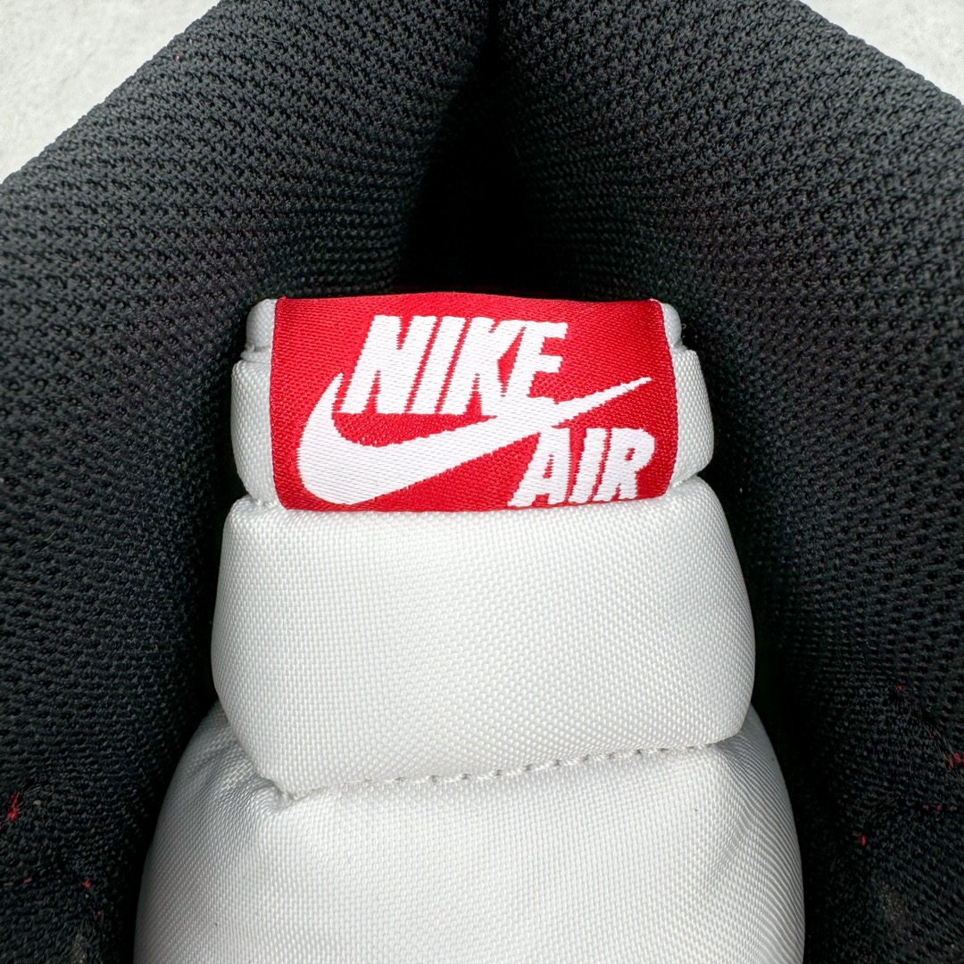 图片[15]-＃Ljr特供 Air Jordan AJ1 Retro High 高帮芝加哥白红 555088-101 全新改良批次 圈内最强倒钩系列 恪守真诚 承诺混一赔十 高端零售裸鞋圈特供批次 SZ原厂全套原楦原纸板冲刀磨具开发 原厂皮料加持 原厂港宝加持定型后跟R度完美 同源原厂电绣 飞翼针数密度立体效果一致 百分百一致原鞋 原厂拉帮工艺 针距密度一致 后跟弧度收口自然不对折 极致一眼正品既视感 进口玻璃冲刀皮料裁剪零毛边 全鞋电脑针车工艺 品控清洁度最高QC检验标准 免检产品 原厂订购鞋盒、鞋标、防尘纸、鞋撑、鞋带 追求极致的原厂味道 尺码：40.5 41 42 42.5 43 44 44.5 45 46 47.5 48.5-选品中心