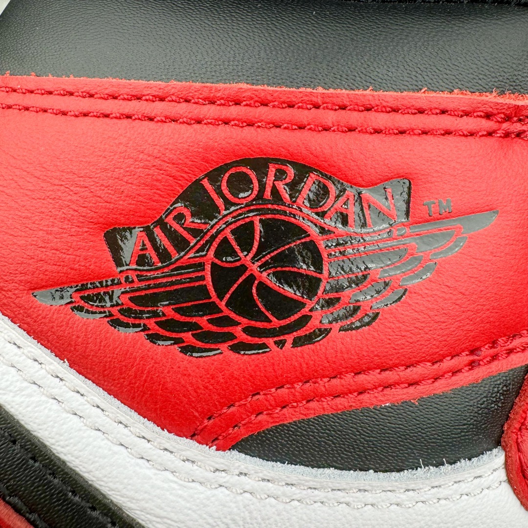 图片[18]-＃Ljr特供 Air Jordan AJ1 Retro High 高帮芝加哥白红 555088-101 全新改良批次 圈内最强倒钩系列 恪守真诚 承诺混一赔十 高端零售裸鞋圈特供批次 SZ原厂全套原楦原纸板冲刀磨具开发 原厂皮料加持 原厂港宝加持定型后跟R度完美 同源原厂电绣 飞翼针数密度立体效果一致 百分百一致原鞋 原厂拉帮工艺 针距密度一致 后跟弧度收口自然不对折 极致一眼正品既视感 进口玻璃冲刀皮料裁剪零毛边 全鞋电脑针车工艺 品控清洁度最高QC检验标准 免检产品 原厂订购鞋盒、鞋标、防尘纸、鞋撑、鞋带 追求极致的原厂味道 尺码：40.5 41 42 42.5 43 44 44.5 45 46 47.5 48.5-选品中心