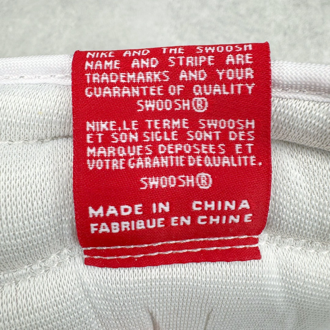 图片[13]-＃Ljr特供 Air Jordan AJ1 Retro High 高帮芝加哥白红 555088-101 全新改良批次 圈内最强倒钩系列 恪守真诚 承诺混一赔十 高端零售裸鞋圈特供批次 SZ原厂全套原楦原纸板冲刀磨具开发 原厂皮料加持 原厂港宝加持定型后跟R度完美 同源原厂电绣 飞翼针数密度立体效果一致 百分百一致原鞋 原厂拉帮工艺 针距密度一致 后跟弧度收口自然不对折 极致一眼正品既视感 进口玻璃冲刀皮料裁剪零毛边 全鞋电脑针车工艺 品控清洁度最高QC检验标准 免检产品 原厂订购鞋盒、鞋标、防尘纸、鞋撑、鞋带 追求极致的原厂味道 尺码：40.5 41 42 42.5 43 44 44.5 45 46 47.5 48.5-选品中心