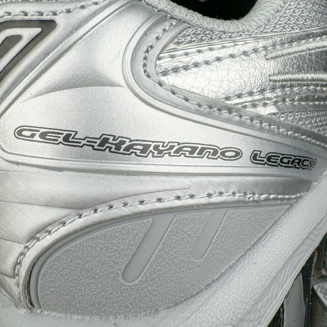 图片[12]-＃FA ASICS GEL-KAYANO 14 亚瑟士K14系列户外复古潮流百搭织物合成革缓震休闲跑步鞋 原装纸板楦头开发 独家私模五层组合大底 原厂定制缓震硅胶加持 原盒原配 官方四联吊牌 原装Ortholite轻量化鞋垫 设计师 Hidenori Yamashita 以「Flash」一词为灵感 创造出未来感金属色鞋面 改造升级内在性能 由内而外全面革新 为 GEL-KAYANO 家族传承及经典跑鞋文化的延续 创下里程碑式作品 K14跑鞋重新诠释了复古的跑步形状 并以其 2000 年代后期的美学理念重新铺装 银色与蓝色的鞋面极为高档 网面铺陈与鞋面、鞋头多处细节位增添了透气性 鞋后跟部中底上以及多密度耐磨鞋底增加了 GEL 缓震胶 提供高抗冲击性、缓冲性、可保护脚部免受地面冲击的影响 穿着舒适性十足 尺码：35.5 36 37 37.5 38 39 39.5 40.5 41.5 42 42.5 43.5 44 45-选品中心