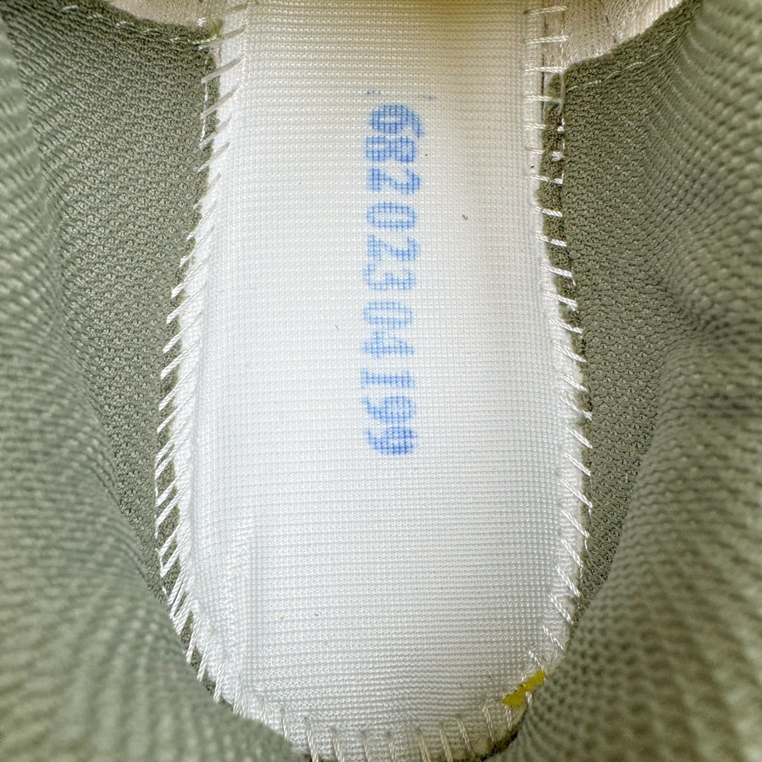 图片[10]-＃FA ASICS GEL-KAYANO 14 亚瑟士K14系列户外复古潮流百搭织物合成革缓震休闲跑步鞋 原装纸板楦头开发 独家私模五层组合大底 原厂定制缓震硅胶加持 原盒原配 官方四联吊牌 原装Ortholite轻量化鞋垫 设计师 Hidenori Yamashita 以「Flash」一词为灵感 创造出未来感金属色鞋面 改造升级内在性能 由内而外全面革新 为 GEL-KAYANO 家族传承及经典跑鞋文化的延续 创下里程碑式作品 K14跑鞋重新诠释了复古的跑步形状 并以其 2000 年代后期的美学理念重新铺装 银色与蓝色的鞋面极为高档 网面铺陈与鞋面、鞋头多处细节位增添了透气性 鞋后跟部中底上以及多密度耐磨鞋底增加了 GEL 缓震胶 提供高抗冲击性、缓冲性、可保护脚部免受地面冲击的影响 穿着舒适性十足 尺码：35.5 36 37 37.5 38 39 39.5 40.5 41.5 42 42.5 43.5 44 45-选品中心