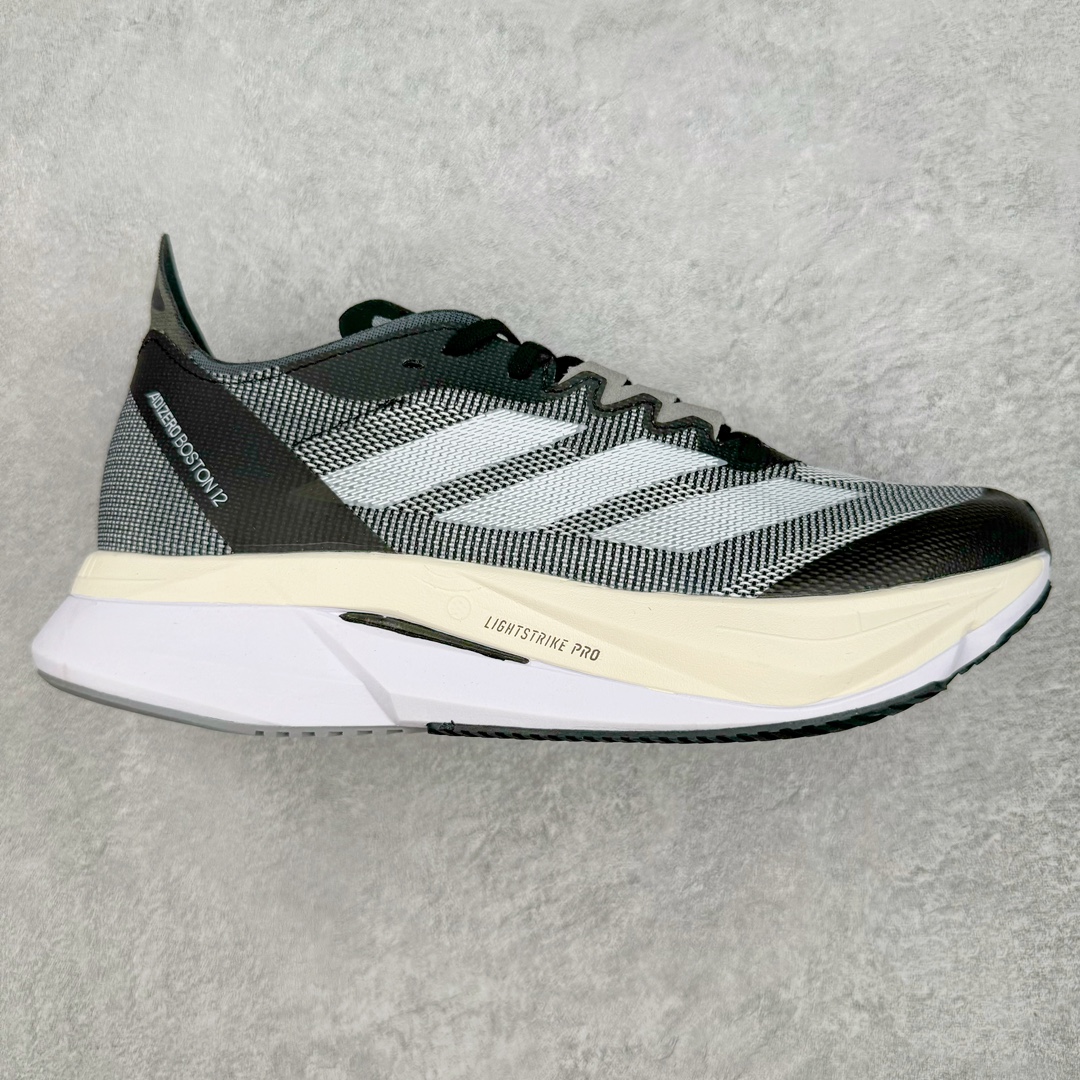 AD Adizero Boston 12 波士顿夏季透气网眼竞速跑鞋 延续爪型玻璃纤维推进系统 进化为全掌式的ENERGY RODS 2.0 从脚跟到脚趾的一体成形设计 强化整体推进力 提升速度表现 升级透气鞋面更具支撑性 利用ENGINEERED MESH技术进行不同密度织纹 强化支撑性 更使用50%以上的回收材料製成 减低塑料浪费 此外变薄的鞋舌为前掌提供更多空间 提供跑者更好的穿着感受 马牌轮胎大底耐磨性佳 大底全掌采用耐磨的Continental马牌轮胎大底 在各种环境下保有良好抓地力 尺码：36 36.5 37 38 38.5 39 40 40.5 41 42 42.5 43 44 44.5 45-选品中心