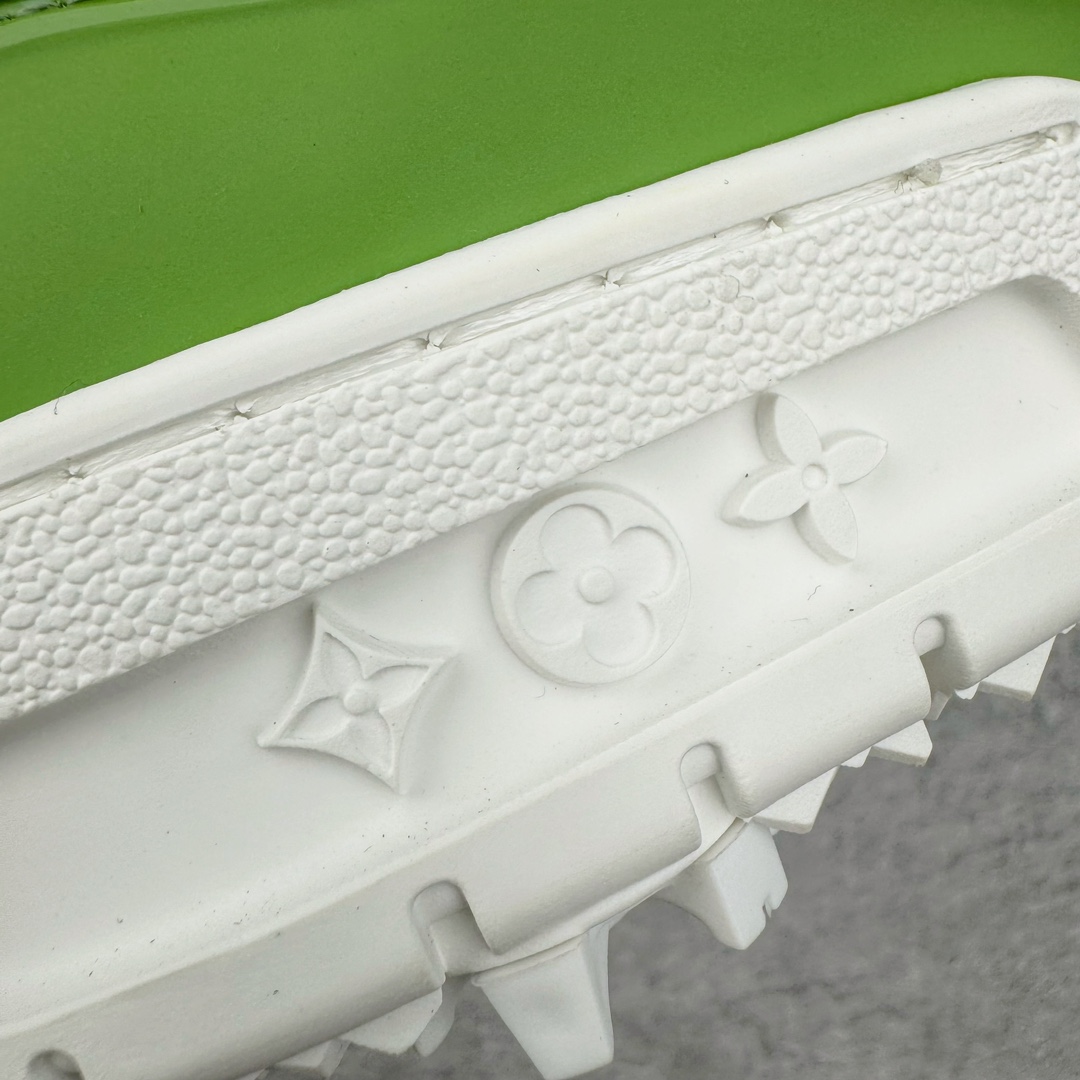 图片[14]-＃GD广顶 Louis Vuitton Trainer lv路易威登时装走秀运动时尚板鞋 外贸零售特供批次 2023全新纸板数据 印花高频效果碾压市面 市售天花板产物 耗时半年巨作 全套原厂新版原纸板楦头开发 原厂特供皮料加持 市场所有版本中综合最强的货品 GD实力大厂出品 全网最全配色更新最快 最成熟的做工稳定的品控 完美鞋型超高的清洁度 零毛边线头瑕疵 全套原楦原纸版原鞋开模 全网最具灵魂的版型 正确原装黄色鞋盒 正确中底印花 鞋面印花3D高频深度立体 全鞋电脑针车 紧密相连 针距密度一致 环保乳胶注塑鞋垫 厚度脚感还原原版 皮面裁剪部位 统一油边封口工艺 原装橡胶大底含胶量大底组合零偏差 专柜全套包装 防尘袋 说明书 质保卡 男女鞋 尺码：35 36 37 38 39 40 41 42 43 44 45-选品中心