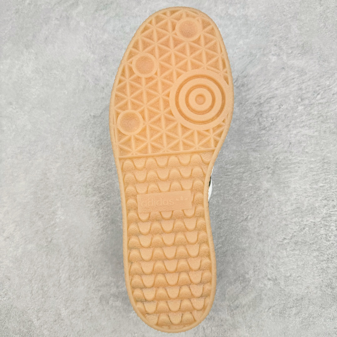 图片[9]-AD Samba XLG 桑巴舞加大厚底版系列德训风百搭松糕休闲运动板鞋生胶底 IH7491 自Originals Samba成功借势Blokecore风潮一跃成为街头巷尾的焦点鞋款后,不论是围绕Samba本身打造的各式「变种版本」,还是以Samba为蓝本打造联名鞋款,都成为了时尚潮流人士日常穿搭首选。Samba XLG是adidas Originals不断扩展XLG系列的一部分,旨在与年轻文化相契合,迎合那些希望通过个性时尚表达自我而不愿牺牲舒适度的年轻群体。街头时尚领域的Gen Z特别偏爱宽松的穿着风格。Samba XLG针对这一点做了创新。它在延续Samba OG经典设计的基础上,迎合年轻群体的穿着习惯,重塑为宽大的鞋身比例轮廓以及加厚中底,让消费者轻松展示自己独特的风格。全新的Samba XLG系列不仅迎合了当下年轻群体的穿搭习惯,加宽了鞋身比例以及将中底进一步增厚,在视觉比例上更加饱满,同时还保留了经典Samba的细节,这样一来,鞋迷朋友在穿搭上不仅能更加个性化,而且还能延续一定的复古感受。尺码：36 36⅔ 37⅓ 38 38⅔ 39⅓ 40 40⅔ 41⅓ 42 42⅔ 43⅓ 44 45-选品中心