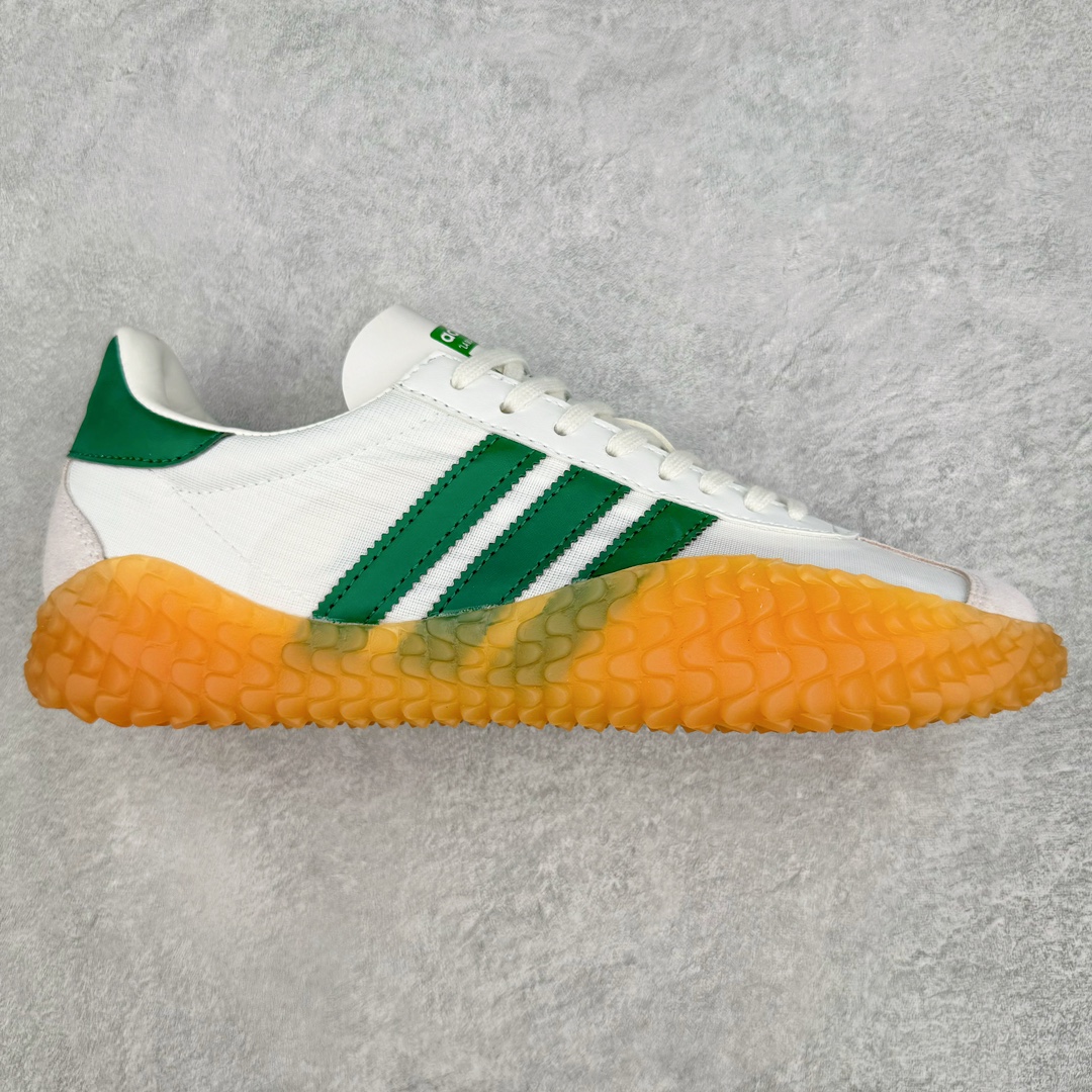 ＃纯原 AD Originals Country x Kamanda卡曼达混合系列章鱼卷底复古锯齿休闲运动训练慢跑鞋 货号：G26797 今年推出的全新鞋型 Kamanda，由于其夸张独特的外底，被玩家们称为“鱿鱼卷”，关注度一直颇高。将经典跑鞋 Country 的鞋面移植到 Kamanda 外底上 鞋面使用轻薄的尼龙布搭配皮革打造，以白色搭配绿色点缀，无论用料质感还是配色都极具复古气息。外底为 Kamanda 标志性的上翻设计，造型前卫，与复古风鞋面形成鲜明反差。尺码：36 36.5 37.5 38 38.5 39 40 40.5 41 42 42.5 43 44 44.5 45-选品中心