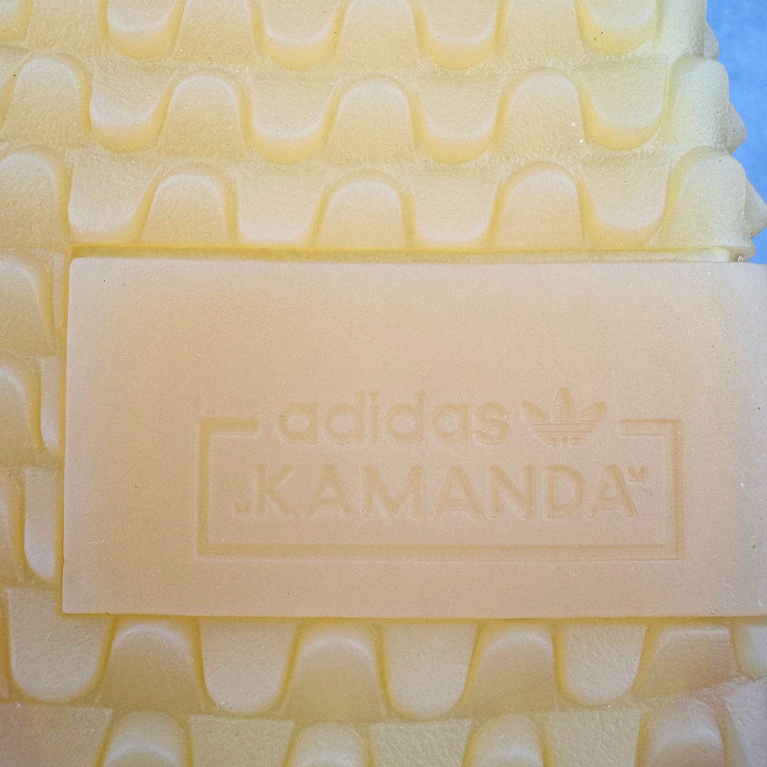 图片[10]-＃纯原 AD Originals Country x Kamanda卡曼达混合系列章鱼卷底复古锯齿休闲运动训练慢跑鞋 货号：G26797 今年推出的全新鞋型 Kamanda，由于其夸张独特的外底，被玩家们称为“鱿鱼卷”，关注度一直颇高。将经典跑鞋 Country 的鞋面移植到 Kamanda 外底上 鞋面使用轻薄的尼龙布搭配皮革打造，以白色搭配绿色点缀，无论用料质感还是配色都极具复古气息。外底为 Kamanda 标志性的上翻设计，造型前卫，与复古风鞋面形成鲜明反差。尺码：36 36.5 37.5 38 38.5 39 40 40.5 41 42 42.5 43 44 44.5 45-选品中心