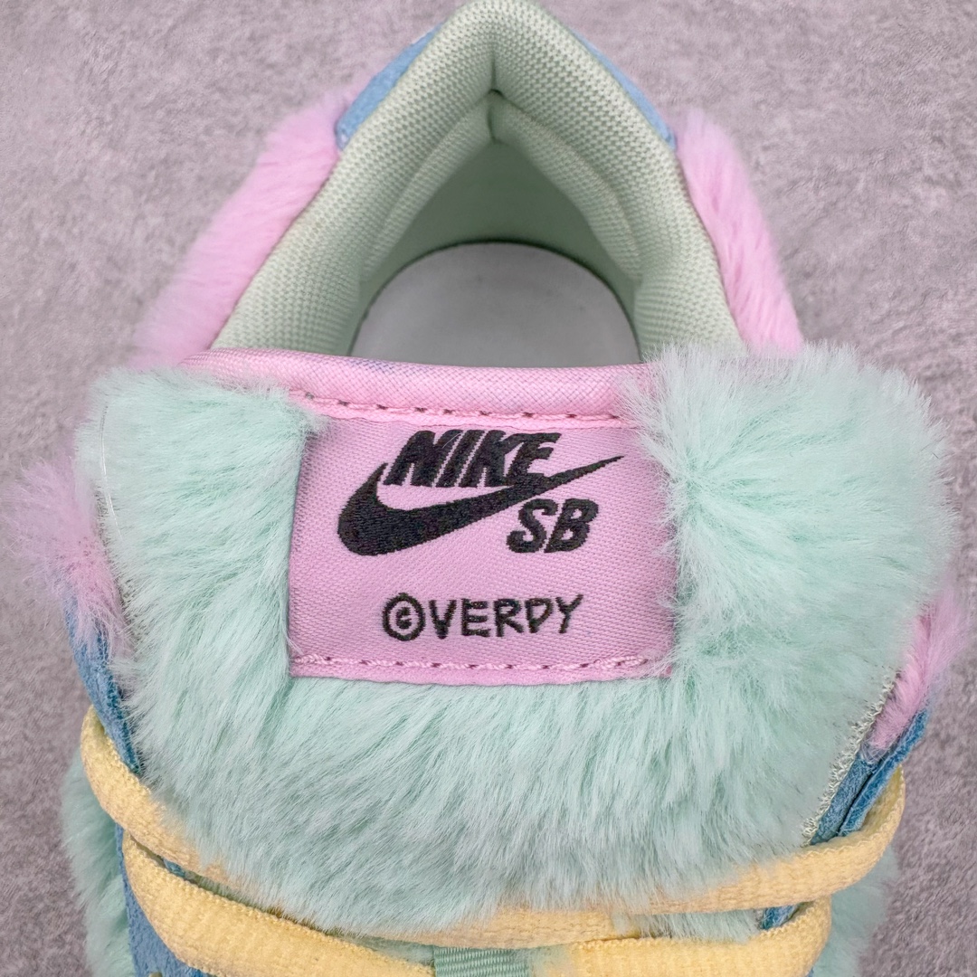 图片[14]-＃S2纯原 Verdy x NK SB Dunk Low “Visty” 联名 绒毛怪 蓝绿粉 货号：FN6040-400 独家原厂航空铝磨具打磨大底 鞋头坡度极致还原 原盒原配 圈内天花板工艺 原厂冲刀 超高清洁度 全鞋零毛边皮料切割 全套原楦原模倾力打造完美版型 采用原厂百宏鞋带以及原厂百宏织唛舌标 内标可供原厂几率过验 原厂中底布黄色点胶 原厂中底布拉帮走线遵循公司‼️尺码：36 36.5 37.5 38 38.5 39 40 40.5 41 42 42.5 43 44 44.5 45 46 47.5-选品中心
