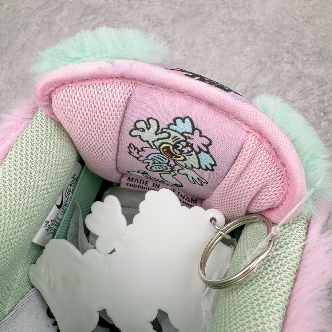 图片[15]-＃S2纯原 Verdy x NK SB Dunk Low “Visty” 联名 绒毛怪 蓝绿粉 货号：FN6040-400 独家原厂航空铝磨具打磨大底 鞋头坡度极致还原 原盒原配 圈内天花板工艺 原厂冲刀 超高清洁度 全鞋零毛边皮料切割 全套原楦原模倾力打造完美版型 采用原厂百宏鞋带以及原厂百宏织唛舌标 内标可供原厂几率过验 原厂中底布黄色点胶 原厂中底布拉帮走线遵循公司‼️尺码：36 36.5 37.5 38 38.5 39 40 40.5 41 42 42.5 43 44 44.5 45 46 47.5-选品中心