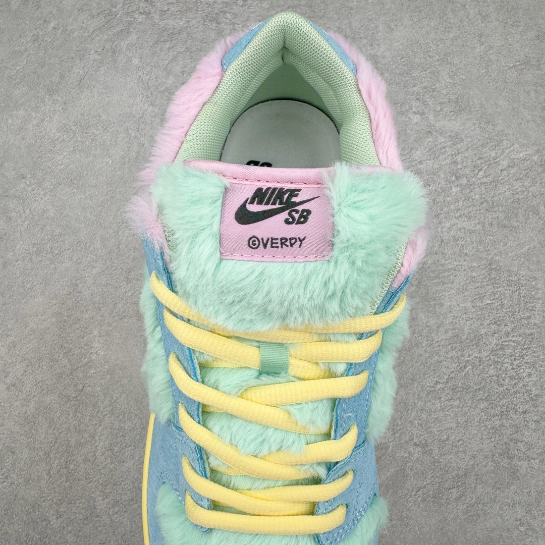 图片[5]-＃S2纯原 Verdy x NK SB Dunk Low “Visty” 联名 绒毛怪 蓝绿粉 货号：FN6040-400 独家原厂航空铝磨具打磨大底 鞋头坡度极致还原 原盒原配 圈内天花板工艺 原厂冲刀 超高清洁度 全鞋零毛边皮料切割 全套原楦原模倾力打造完美版型 采用原厂百宏鞋带以及原厂百宏织唛舌标 内标可供原厂几率过验 原厂中底布黄色点胶 原厂中底布拉帮走线遵循公司‼️尺码：36 36.5 37.5 38 38.5 39 40 40.5 41 42 42.5 43 44 44.5 45 46 47.5-选品中心