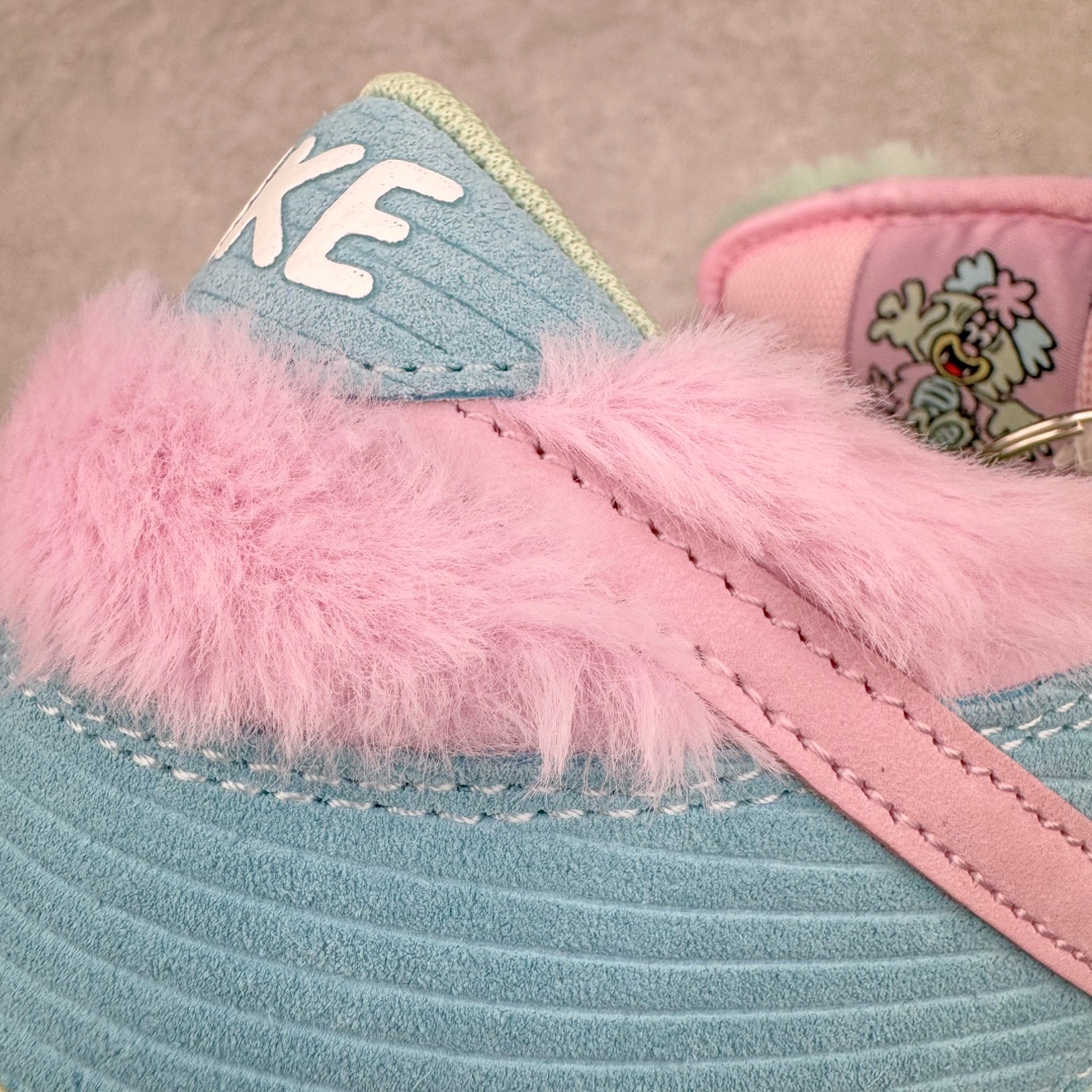 图片[17]-＃S2纯原 Verdy x NK SB Dunk Low “Visty” 联名 绒毛怪 蓝绿粉 货号：FN6040-400 独家原厂航空铝磨具打磨大底 鞋头坡度极致还原 原盒原配 圈内天花板工艺 原厂冲刀 超高清洁度 全鞋零毛边皮料切割 全套原楦原模倾力打造完美版型 采用原厂百宏鞋带以及原厂百宏织唛舌标 内标可供原厂几率过验 原厂中底布黄色点胶 原厂中底布拉帮走线遵循公司‼️尺码：36 36.5 37.5 38 38.5 39 40 40.5 41 42 42.5 43 44 44.5 45 46 47.5-选品中心