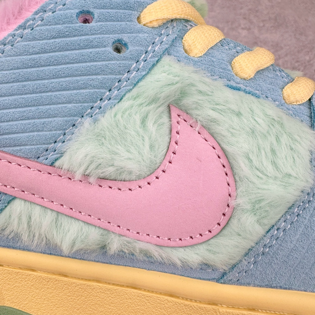 图片[18]-＃S2纯原 Verdy x NK SB Dunk Low “Visty” 联名 绒毛怪 蓝绿粉 货号：FN6040-400 独家原厂航空铝磨具打磨大底 鞋头坡度极致还原 原盒原配 圈内天花板工艺 原厂冲刀 超高清洁度 全鞋零毛边皮料切割 全套原楦原模倾力打造完美版型 采用原厂百宏鞋带以及原厂百宏织唛舌标 内标可供原厂几率过验 原厂中底布黄色点胶 原厂中底布拉帮走线遵循公司‼️尺码：36 36.5 37.5 38 38.5 39 40 40.5 41 42 42.5 43 44 44.5 45 46 47.5-选品中心