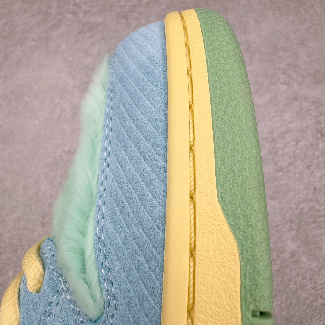 图片[21]-＃S2纯原 Verdy x NK SB Dunk Low “Visty” 联名 绒毛怪 蓝绿粉 货号：FN6040-400 独家原厂航空铝磨具打磨大底 鞋头坡度极致还原 原盒原配 圈内天花板工艺 原厂冲刀 超高清洁度 全鞋零毛边皮料切割 全套原楦原模倾力打造完美版型 采用原厂百宏鞋带以及原厂百宏织唛舌标 内标可供原厂几率过验 原厂中底布黄色点胶 原厂中底布拉帮走线遵循公司‼️尺码：36 36.5 37.5 38 38.5 39 40 40.5 41 42 42.5 43 44 44.5 45 46 47.5-选品中心