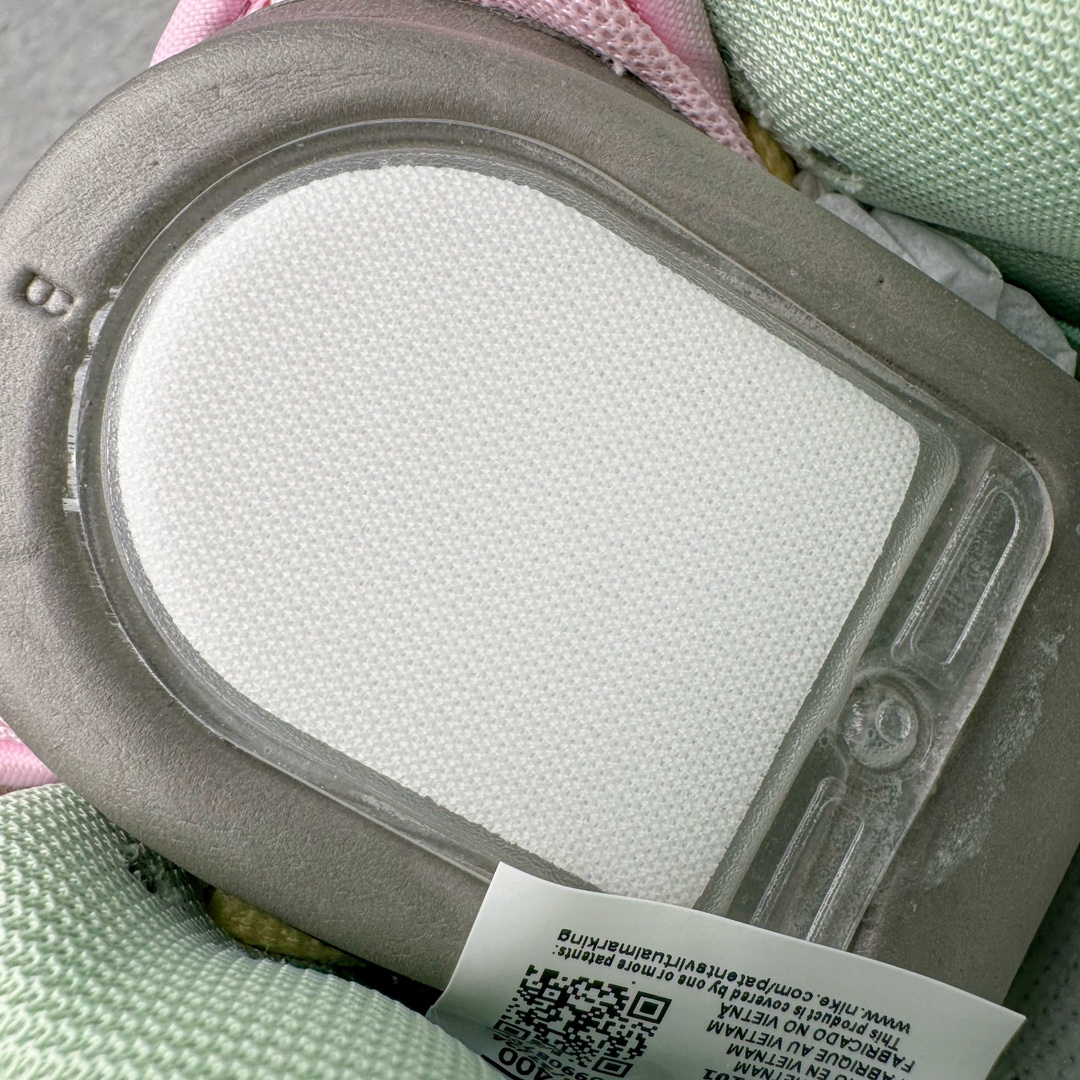 图片[10]-＃S2纯原 Verdy x NK SB Dunk Low “Visty” 联名 绒毛怪 蓝绿粉 货号：FN6040-400 独家原厂航空铝磨具打磨大底 鞋头坡度极致还原 原盒原配 圈内天花板工艺 原厂冲刀 超高清洁度 全鞋零毛边皮料切割 全套原楦原模倾力打造完美版型 采用原厂百宏鞋带以及原厂百宏织唛舌标 内标可供原厂几率过验 原厂中底布黄色点胶 原厂中底布拉帮走线遵循公司‼️尺码：36 36.5 37.5 38 38.5 39 40 40.5 41 42 42.5 43 44 44.5 45 46 47.5-选品中心