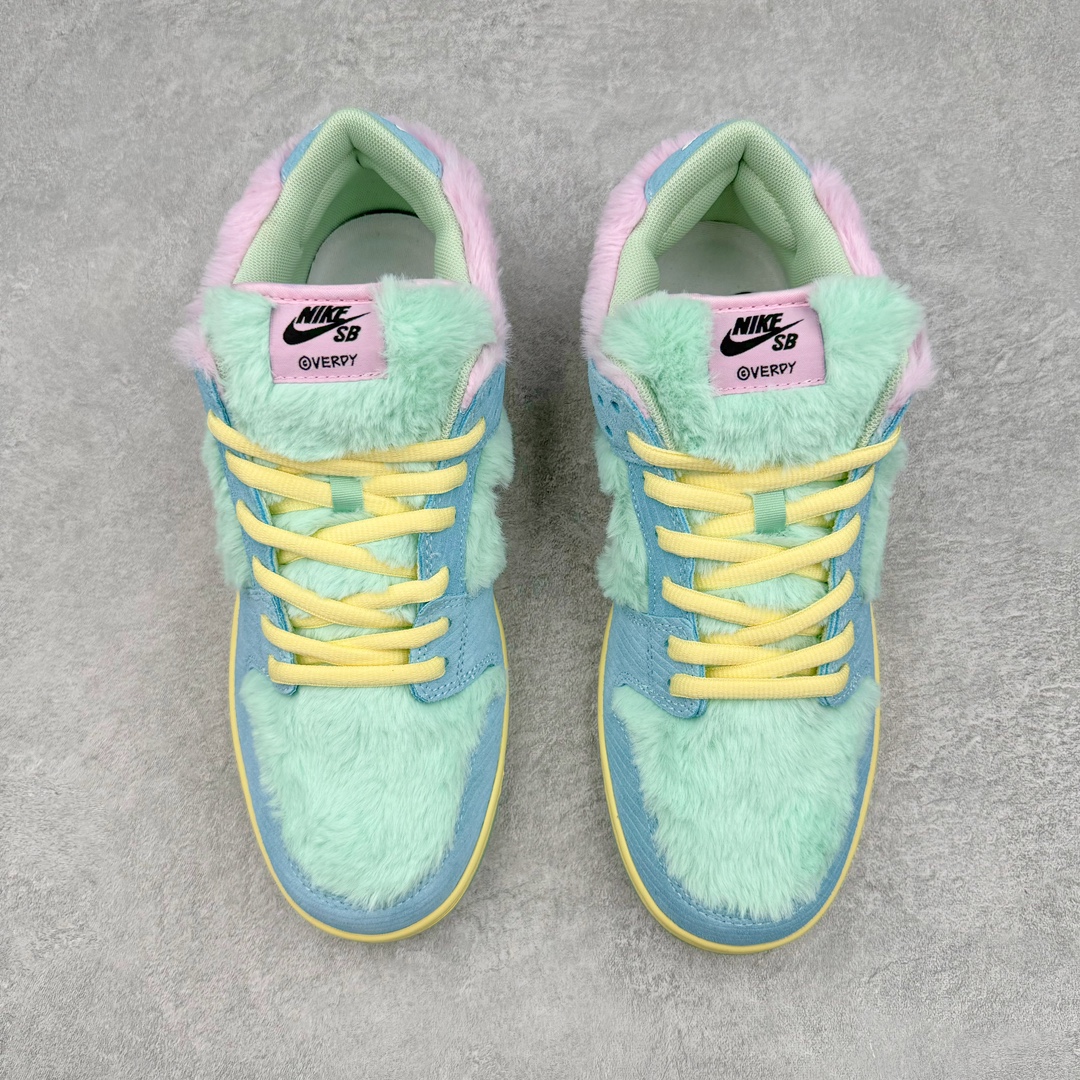图片[2]-＃S2纯原 Verdy x NK SB Dunk Low “Visty” 联名 绒毛怪 蓝绿粉 货号：FN6040-400 独家原厂航空铝磨具打磨大底 鞋头坡度极致还原 原盒原配 圈内天花板工艺 原厂冲刀 超高清洁度 全鞋零毛边皮料切割 全套原楦原模倾力打造完美版型 采用原厂百宏鞋带以及原厂百宏织唛舌标 内标可供原厂几率过验 原厂中底布黄色点胶 原厂中底布拉帮走线遵循公司‼️尺码：36 36.5 37.5 38 38.5 39 40 40.5 41 42 42.5 43 44 44.5 45 46 47.5-选品中心