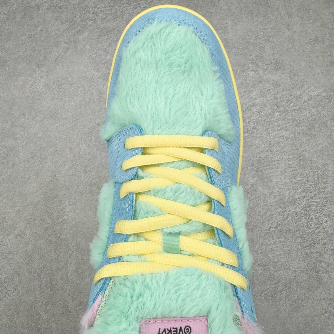 图片[4]-＃S2纯原 Verdy x NK SB Dunk Low “Visty” 联名 绒毛怪 蓝绿粉 货号：FN6040-400 独家原厂航空铝磨具打磨大底 鞋头坡度极致还原 原盒原配 圈内天花板工艺 原厂冲刀 超高清洁度 全鞋零毛边皮料切割 全套原楦原模倾力打造完美版型 采用原厂百宏鞋带以及原厂百宏织唛舌标 内标可供原厂几率过验 原厂中底布黄色点胶 原厂中底布拉帮走线遵循公司‼️尺码：36 36.5 37.5 38 38.5 39 40 40.5 41 42 42.5 43 44 44.5 45 46 47.5-选品中心