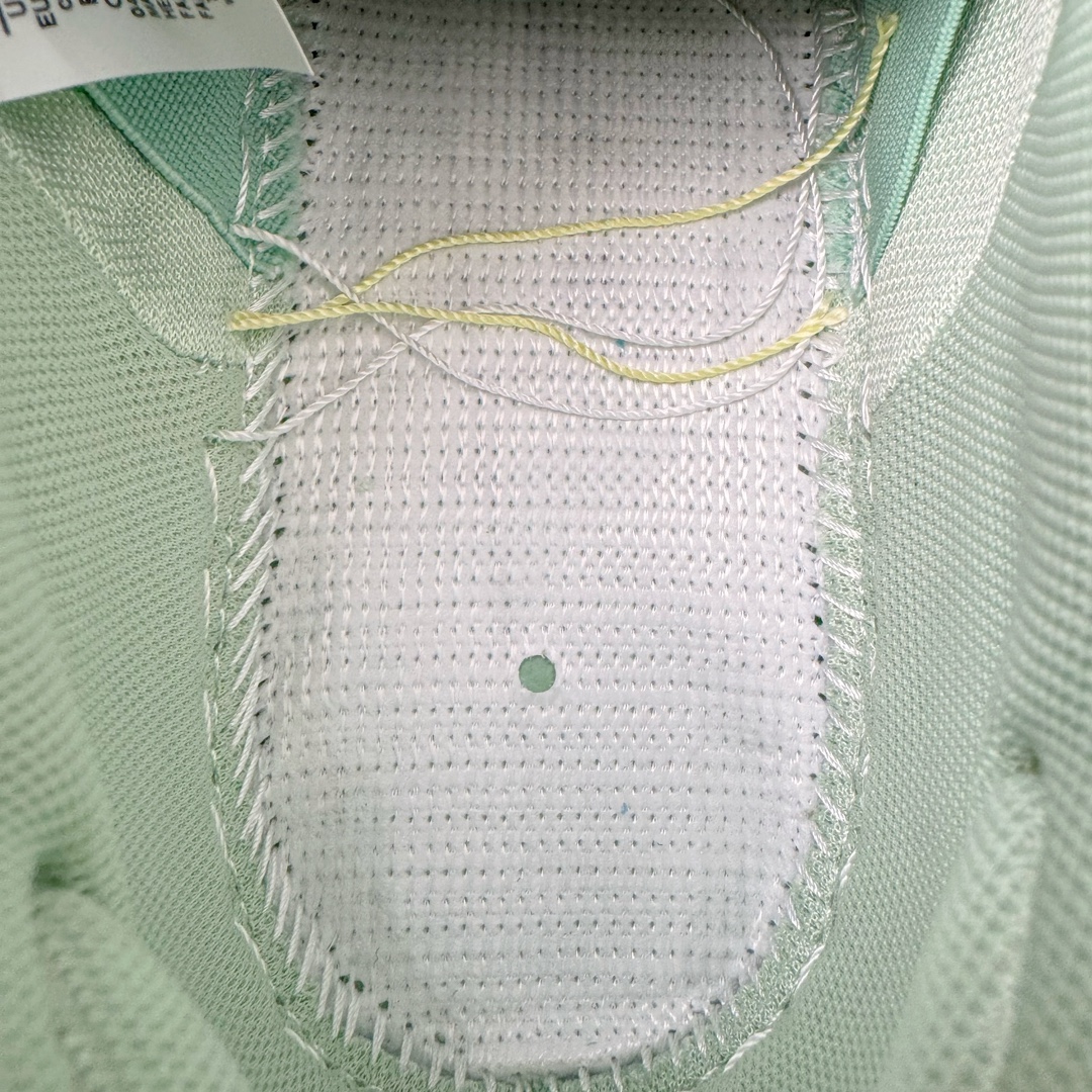 图片[11]-＃S2纯原 Verdy x NK SB Dunk Low “Visty” 联名 绒毛怪 蓝绿粉 货号：FN6040-400 独家原厂航空铝磨具打磨大底 鞋头坡度极致还原 原盒原配 圈内天花板工艺 原厂冲刀 超高清洁度 全鞋零毛边皮料切割 全套原楦原模倾力打造完美版型 采用原厂百宏鞋带以及原厂百宏织唛舌标 内标可供原厂几率过验 原厂中底布黄色点胶 原厂中底布拉帮走线遵循公司‼️尺码：36 36.5 37.5 38 38.5 39 40 40.5 41 42 42.5 43 44 44.5 45 46 47.5-选品中心