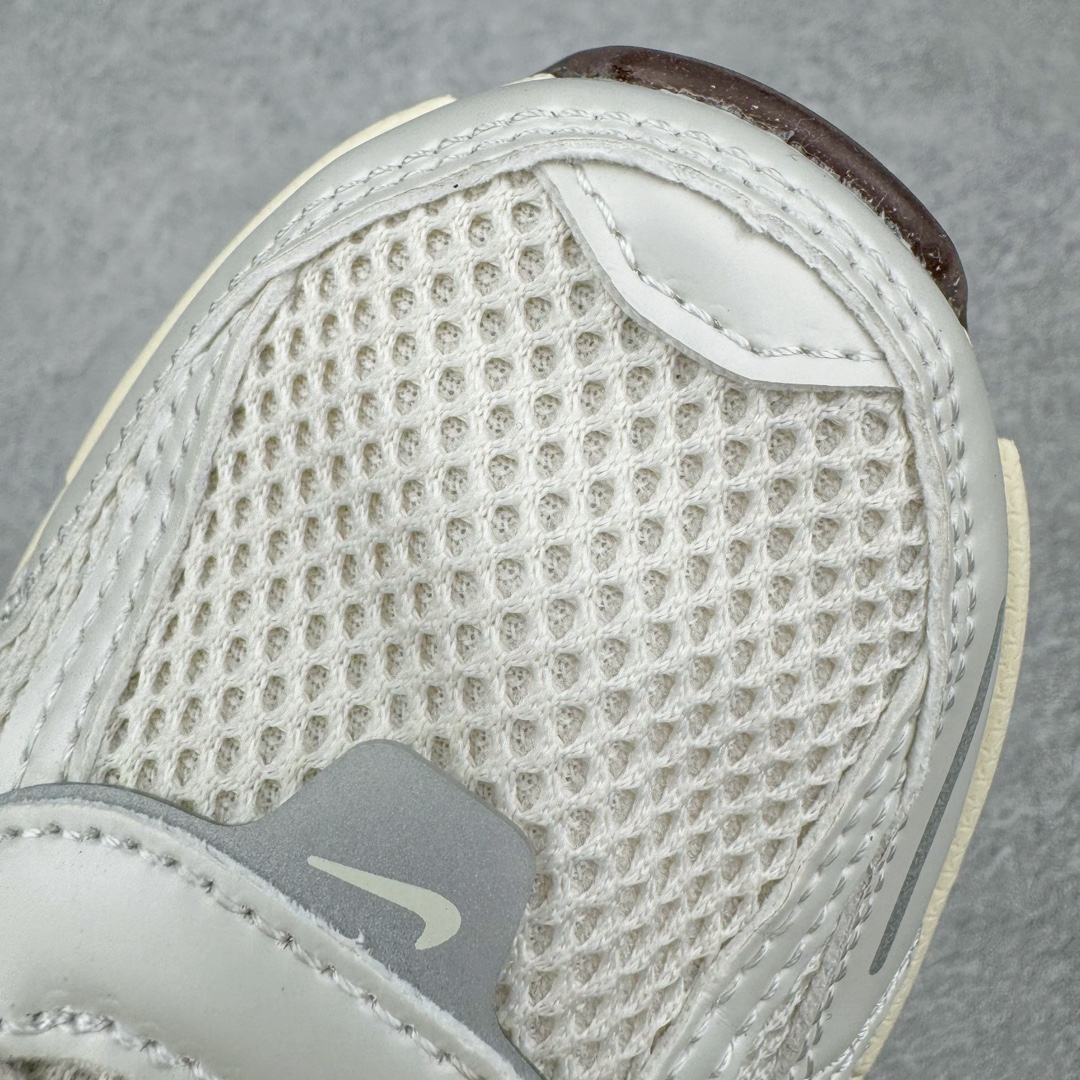 图片[15]-＃HP纯原 NK V2K Runtekk 减震防滑低帮 复古老爹鞋跑步鞋 FD0736-103 鞋款被命名为 Runtekk 设计上借鉴了 2000 年的跑鞋风格 配色上以金属银为主调 简练又有复古运动气质 材质上使用大面积网眼、皮革、TPU 组成 支撑和透气性肯定不错 中底处由 Cushlon 泡绵打造 保证在压马路时可以提供优秀脚感 并通过一手做旧氧化效果突出复古感 中底造型很容易让大家联想到巴黎世家3XL 增高效果同样不能忽视 尺码：35.5 36 36.5 37.5 38 38.5 39 40 40.5 41 42 42.5 43 44 44.5 45 46-选品中心