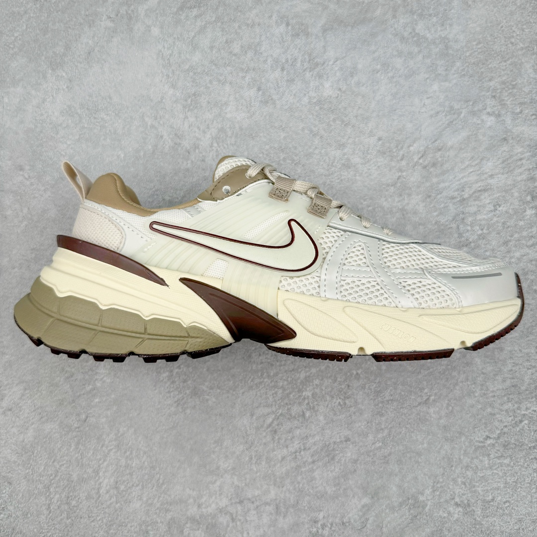 ＃HP纯原 NK V2K Runtekk 减震防滑低帮 复古老爹鞋跑步鞋 FD0736-103 鞋款被命名为 Runtekk 设计上借鉴了 2000 年的跑鞋风格 配色上以金属银为主调 简练又有复古运动气质 材质上使用大面积网眼、皮革、TPU 组成 支撑和透气性肯定不错 中底处由 Cushlon 泡绵打造 保证在压马路时可以提供优秀脚感 并通过一手做旧氧化效果突出复古感 中底造型很容易让大家联想到巴黎世家3XL 增高效果同样不能忽视 尺码：35.5 36 36.5 37.5 38 38.5 39 40 40.5 41 42 42.5 43 44 44.5 45 46-选品中心