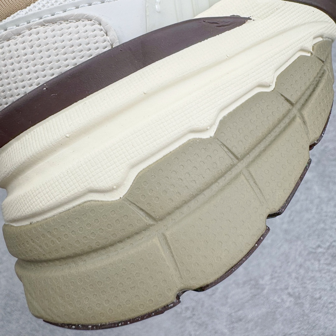 图片[18]-＃HP纯原 NK V2K Runtekk 减震防滑低帮 复古老爹鞋跑步鞋 FD0736-103 鞋款被命名为 Runtekk 设计上借鉴了 2000 年的跑鞋风格 配色上以金属银为主调 简练又有复古运动气质 材质上使用大面积网眼、皮革、TPU 组成 支撑和透气性肯定不错 中底处由 Cushlon 泡绵打造 保证在压马路时可以提供优秀脚感 并通过一手做旧氧化效果突出复古感 中底造型很容易让大家联想到巴黎世家3XL 增高效果同样不能忽视 尺码：35.5 36 36.5 37.5 38 38.5 39 40 40.5 41 42 42.5 43 44 44.5 45 46-选品中心