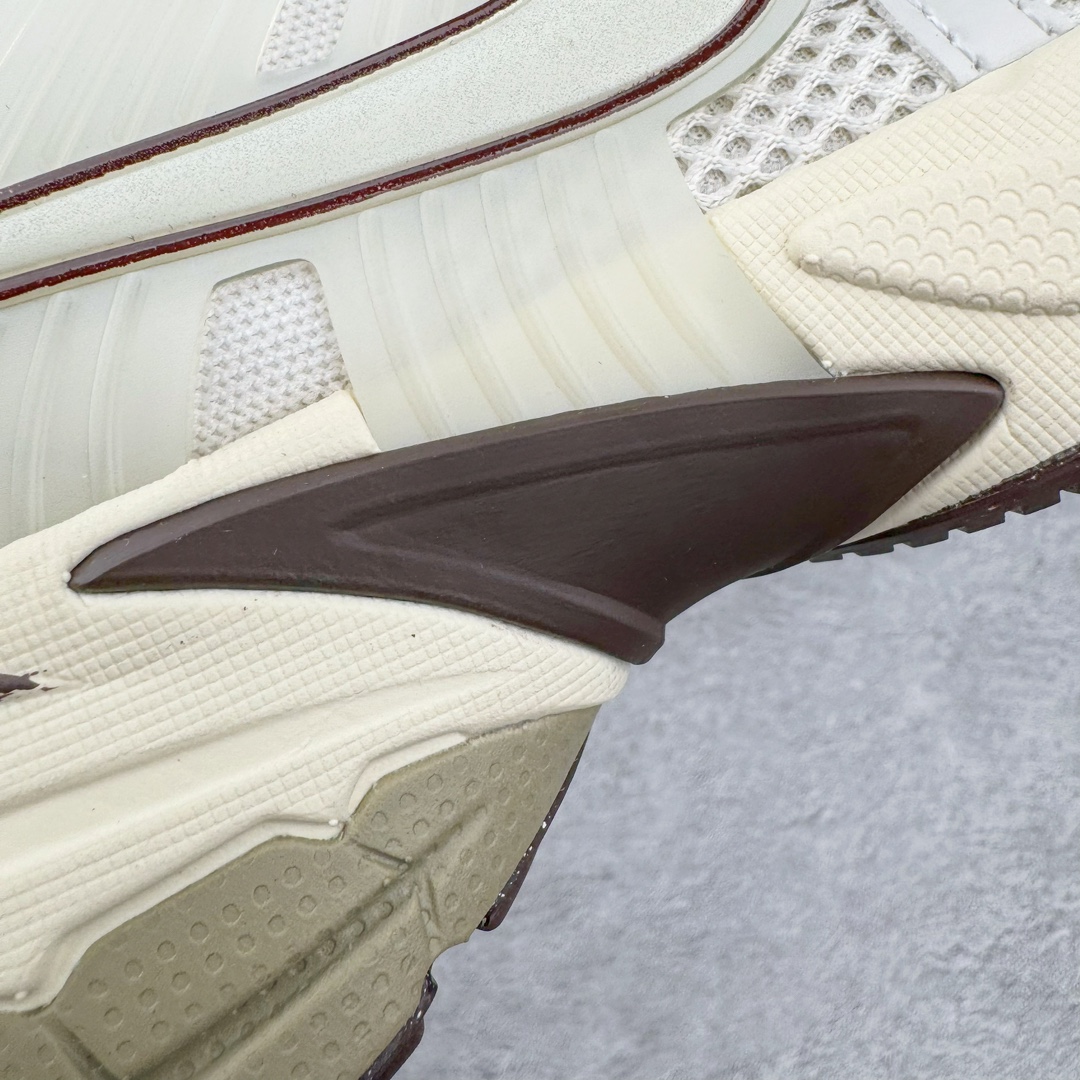 图片[19]-＃HP纯原 NK V2K Runtekk 减震防滑低帮 复古老爹鞋跑步鞋 FD0736-103 鞋款被命名为 Runtekk 设计上借鉴了 2000 年的跑鞋风格 配色上以金属银为主调 简练又有复古运动气质 材质上使用大面积网眼、皮革、TPU 组成 支撑和透气性肯定不错 中底处由 Cushlon 泡绵打造 保证在压马路时可以提供优秀脚感 并通过一手做旧氧化效果突出复古感 中底造型很容易让大家联想到巴黎世家3XL 增高效果同样不能忽视 尺码：35.5 36 36.5 37.5 38 38.5 39 40 40.5 41 42 42.5 43 44 44.5 45 46-选品中心