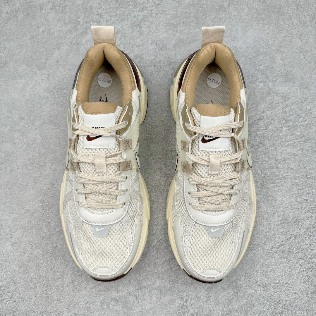 图片[2]-＃HP纯原 NK V2K Runtekk 减震防滑低帮 复古老爹鞋跑步鞋 FD0736-103 鞋款被命名为 Runtekk 设计上借鉴了 2000 年的跑鞋风格 配色上以金属银为主调 简练又有复古运动气质 材质上使用大面积网眼、皮革、TPU 组成 支撑和透气性肯定不错 中底处由 Cushlon 泡绵打造 保证在压马路时可以提供优秀脚感 并通过一手做旧氧化效果突出复古感 中底造型很容易让大家联想到巴黎世家3XL 增高效果同样不能忽视 尺码：35.5 36 36.5 37.5 38 38.5 39 40 40.5 41 42 42.5 43 44 44.5 45 46-选品中心