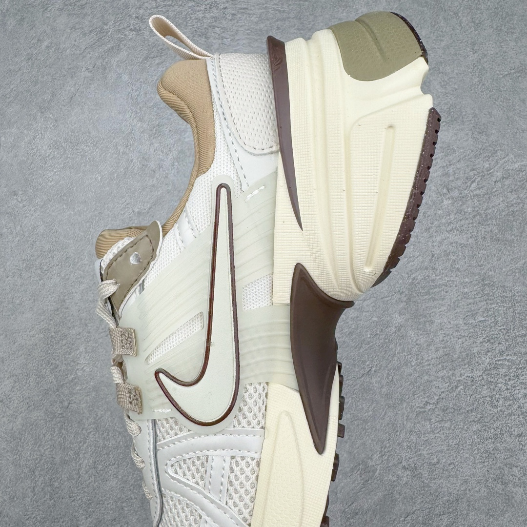 图片[7]-＃HP纯原 NK V2K Runtekk 减震防滑低帮 复古老爹鞋跑步鞋 FD0736-103 鞋款被命名为 Runtekk 设计上借鉴了 2000 年的跑鞋风格 配色上以金属银为主调 简练又有复古运动气质 材质上使用大面积网眼、皮革、TPU 组成 支撑和透气性肯定不错 中底处由 Cushlon 泡绵打造 保证在压马路时可以提供优秀脚感 并通过一手做旧氧化效果突出复古感 中底造型很容易让大家联想到巴黎世家3XL 增高效果同样不能忽视 尺码：35.5 36 36.5 37.5 38 38.5 39 40 40.5 41 42 42.5 43 44 44.5 45 46-选品中心