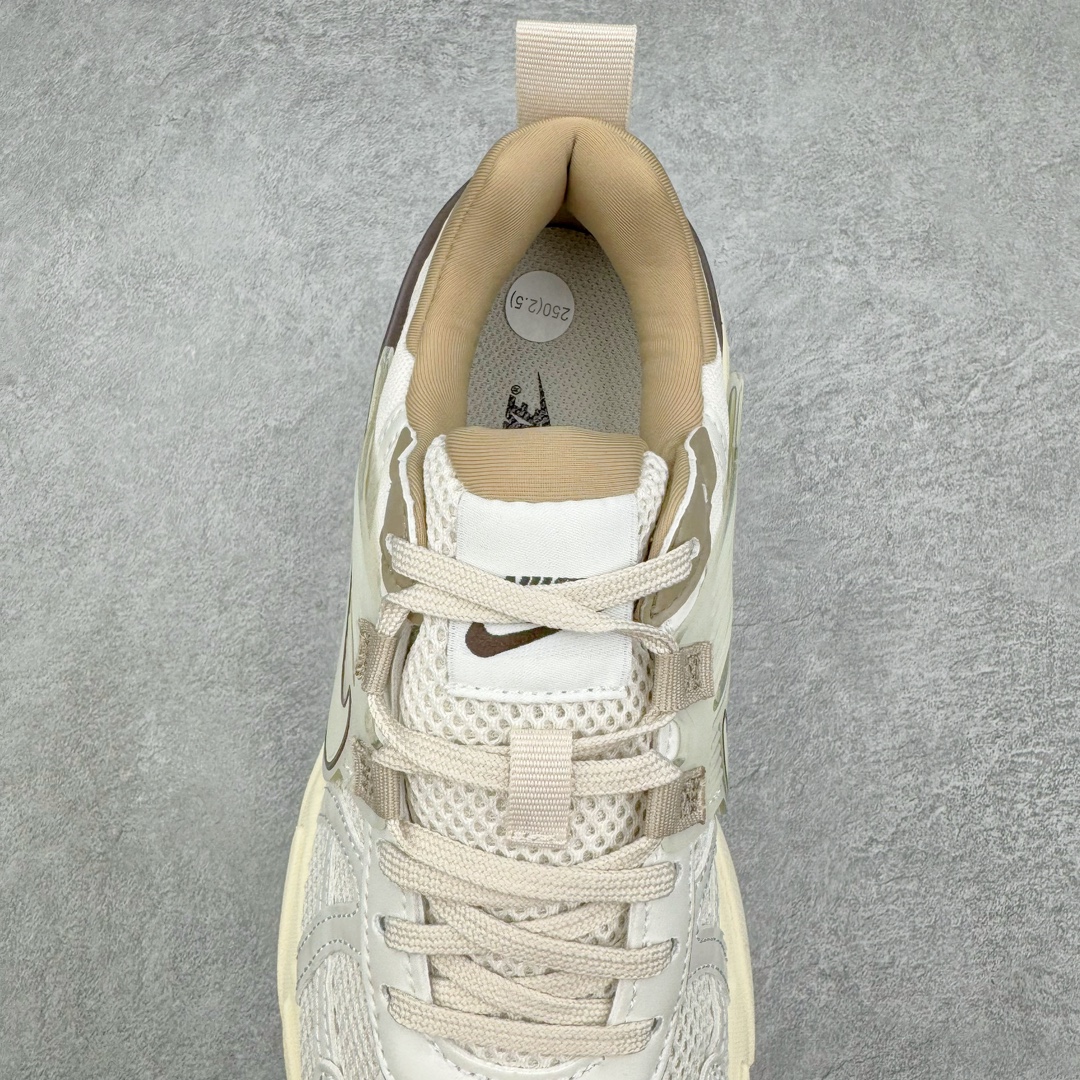 图片[5]-＃HP纯原 NK V2K Runtekk 减震防滑低帮 复古老爹鞋跑步鞋 FD0736-103 鞋款被命名为 Runtekk 设计上借鉴了 2000 年的跑鞋风格 配色上以金属银为主调 简练又有复古运动气质 材质上使用大面积网眼、皮革、TPU 组成 支撑和透气性肯定不错 中底处由 Cushlon 泡绵打造 保证在压马路时可以提供优秀脚感 并通过一手做旧氧化效果突出复古感 中底造型很容易让大家联想到巴黎世家3XL 增高效果同样不能忽视 尺码：35.5 36 36.5 37.5 38 38.5 39 40 40.5 41 42 42.5 43 44 44.5 45 46-选品中心