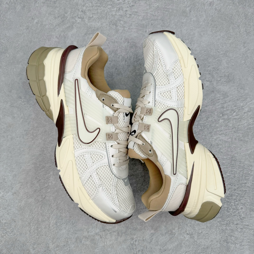 图片[3]-＃HP纯原 NK V2K Runtekk 减震防滑低帮 复古老爹鞋跑步鞋 FD0736-103 鞋款被命名为 Runtekk 设计上借鉴了 2000 年的跑鞋风格 配色上以金属银为主调 简练又有复古运动气质 材质上使用大面积网眼、皮革、TPU 组成 支撑和透气性肯定不错 中底处由 Cushlon 泡绵打造 保证在压马路时可以提供优秀脚感 并通过一手做旧氧化效果突出复古感 中底造型很容易让大家联想到巴黎世家3XL 增高效果同样不能忽视 尺码：35.5 36 36.5 37.5 38 38.5 39 40 40.5 41 42 42.5 43 44 44.5 45 46-选品中心