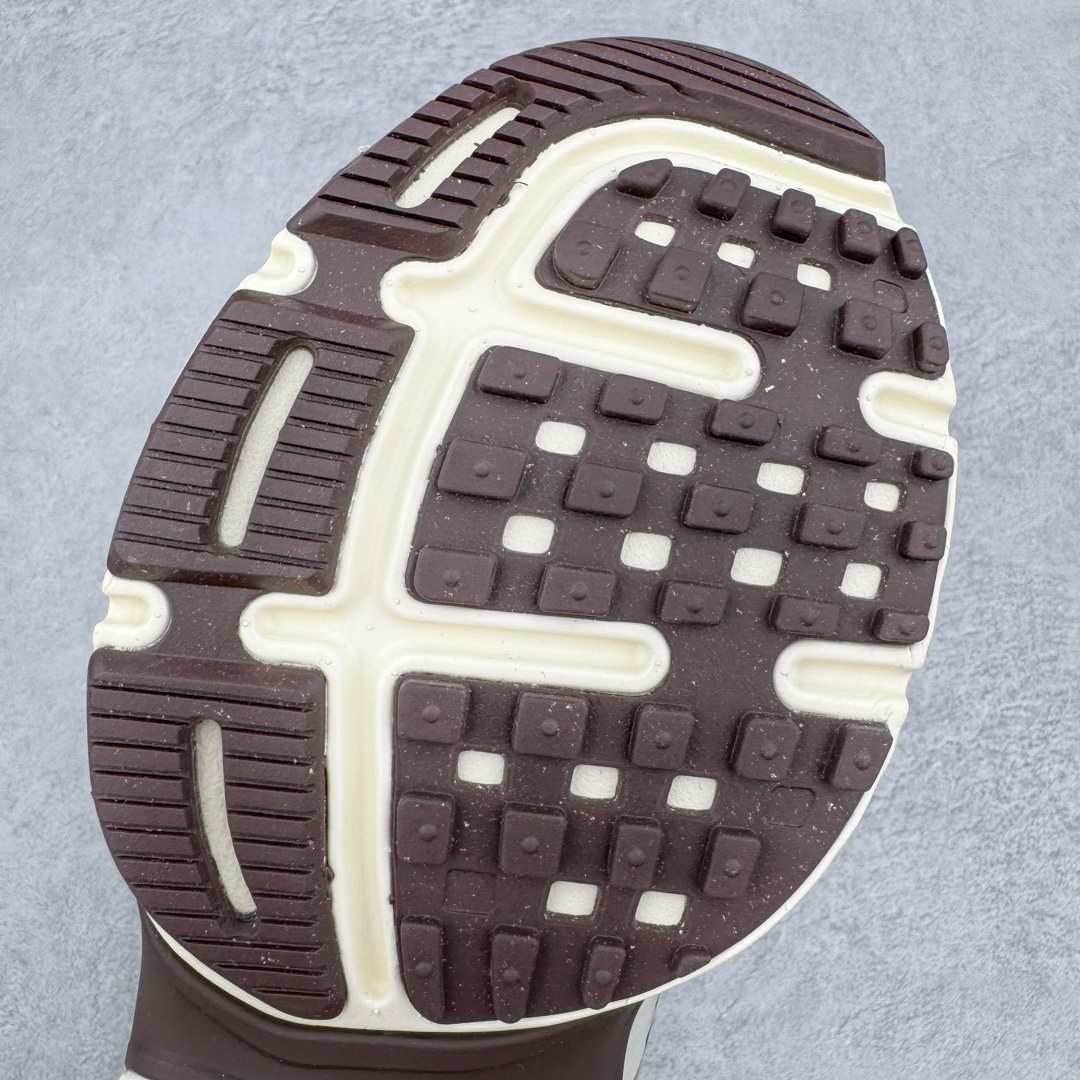 图片[21]-＃HP纯原 NK V2K Runtekk 减震防滑低帮 复古老爹鞋跑步鞋 FD0736-103 鞋款被命名为 Runtekk 设计上借鉴了 2000 年的跑鞋风格 配色上以金属银为主调 简练又有复古运动气质 材质上使用大面积网眼、皮革、TPU 组成 支撑和透气性肯定不错 中底处由 Cushlon 泡绵打造 保证在压马路时可以提供优秀脚感 并通过一手做旧氧化效果突出复古感 中底造型很容易让大家联想到巴黎世家3XL 增高效果同样不能忽视 尺码：35.5 36 36.5 37.5 38 38.5 39 40 40.5 41 42 42.5 43 44 44.5 45 46-选品中心