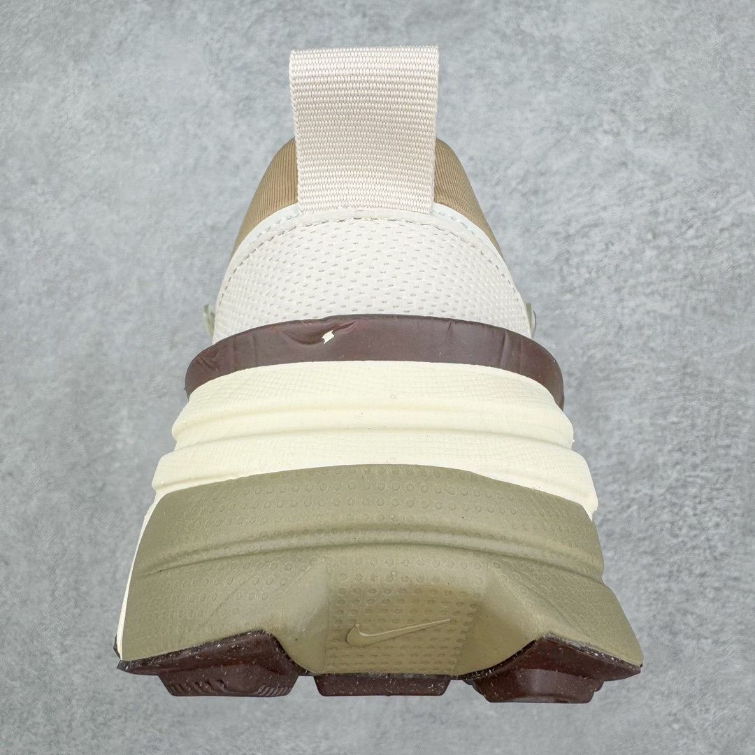 图片[8]-＃HP纯原 NK V2K Runtekk 减震防滑低帮 复古老爹鞋跑步鞋 FD0736-103 鞋款被命名为 Runtekk 设计上借鉴了 2000 年的跑鞋风格 配色上以金属银为主调 简练又有复古运动气质 材质上使用大面积网眼、皮革、TPU 组成 支撑和透气性肯定不错 中底处由 Cushlon 泡绵打造 保证在压马路时可以提供优秀脚感 并通过一手做旧氧化效果突出复古感 中底造型很容易让大家联想到巴黎世家3XL 增高效果同样不能忽视 尺码：35.5 36 36.5 37.5 38 38.5 39 40 40.5 41 42 42.5 43 44 44.5 45 46-选品中心