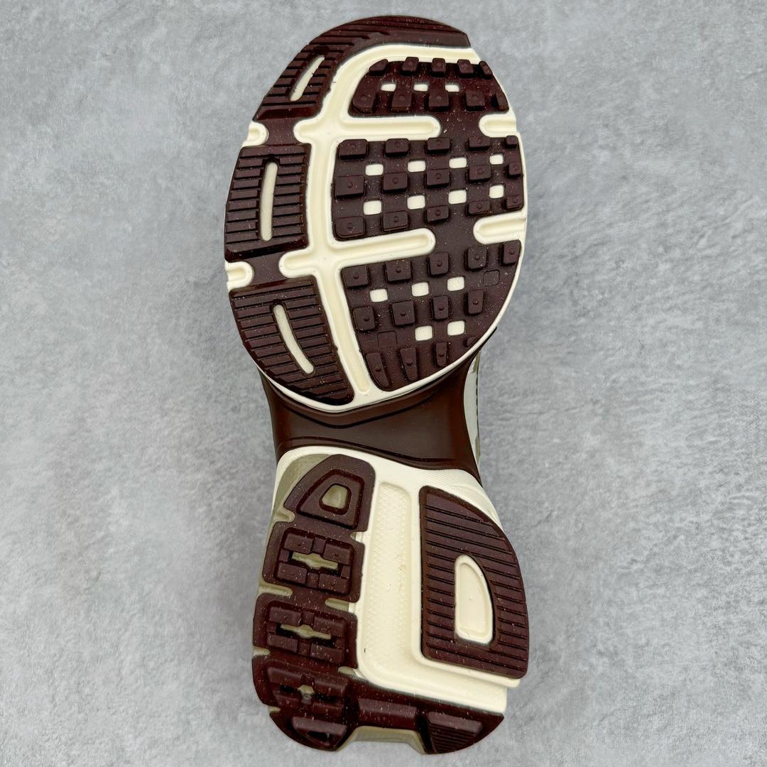 图片[9]-＃HP纯原 NK V2K Runtekk 减震防滑低帮 复古老爹鞋跑步鞋 FD0736-103 鞋款被命名为 Runtekk 设计上借鉴了 2000 年的跑鞋风格 配色上以金属银为主调 简练又有复古运动气质 材质上使用大面积网眼、皮革、TPU 组成 支撑和透气性肯定不错 中底处由 Cushlon 泡绵打造 保证在压马路时可以提供优秀脚感 并通过一手做旧氧化效果突出复古感 中底造型很容易让大家联想到巴黎世家3XL 增高效果同样不能忽视 尺码：35.5 36 36.5 37.5 38 38.5 39 40 40.5 41 42 42.5 43 44 44.5 45 46-选品中心