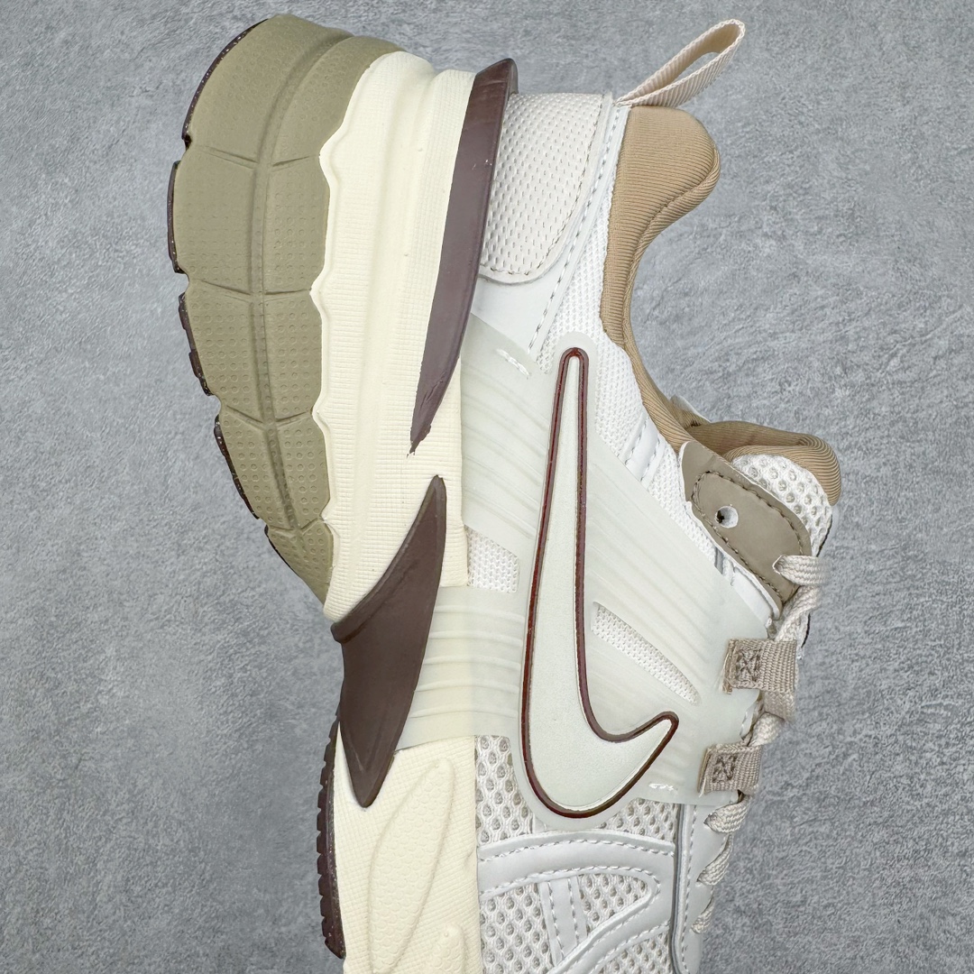 图片[6]-＃HP纯原 NK V2K Runtekk 减震防滑低帮 复古老爹鞋跑步鞋 FD0736-103 鞋款被命名为 Runtekk 设计上借鉴了 2000 年的跑鞋风格 配色上以金属银为主调 简练又有复古运动气质 材质上使用大面积网眼、皮革、TPU 组成 支撑和透气性肯定不错 中底处由 Cushlon 泡绵打造 保证在压马路时可以提供优秀脚感 并通过一手做旧氧化效果突出复古感 中底造型很容易让大家联想到巴黎世家3XL 增高效果同样不能忽视 尺码：35.5 36 36.5 37.5 38 38.5 39 40 40.5 41 42 42.5 43 44 44.5 45 46-选品中心