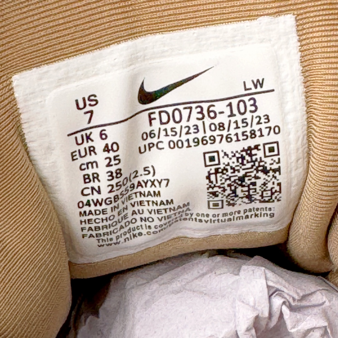 图片[11]-＃HP纯原 NK V2K Runtekk 减震防滑低帮 复古老爹鞋跑步鞋 FD0736-103 鞋款被命名为 Runtekk 设计上借鉴了 2000 年的跑鞋风格 配色上以金属银为主调 简练又有复古运动气质 材质上使用大面积网眼、皮革、TPU 组成 支撑和透气性肯定不错 中底处由 Cushlon 泡绵打造 保证在压马路时可以提供优秀脚感 并通过一手做旧氧化效果突出复古感 中底造型很容易让大家联想到巴黎世家3XL 增高效果同样不能忽视 尺码：35.5 36 36.5 37.5 38 38.5 39 40 40.5 41 42 42.5 43 44 44.5 45 46-选品中心