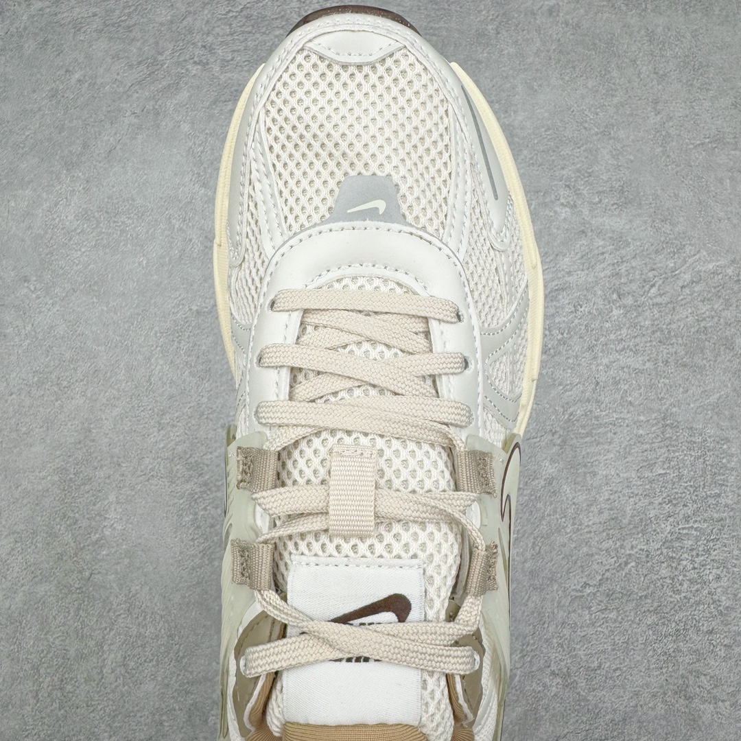 图片[4]-＃HP纯原 NK V2K Runtekk 减震防滑低帮 复古老爹鞋跑步鞋 FD0736-103 鞋款被命名为 Runtekk 设计上借鉴了 2000 年的跑鞋风格 配色上以金属银为主调 简练又有复古运动气质 材质上使用大面积网眼、皮革、TPU 组成 支撑和透气性肯定不错 中底处由 Cushlon 泡绵打造 保证在压马路时可以提供优秀脚感 并通过一手做旧氧化效果突出复古感 中底造型很容易让大家联想到巴黎世家3XL 增高效果同样不能忽视 尺码：35.5 36 36.5 37.5 38 38.5 39 40 40.5 41 42 42.5 43 44 44.5 45 46-选品中心