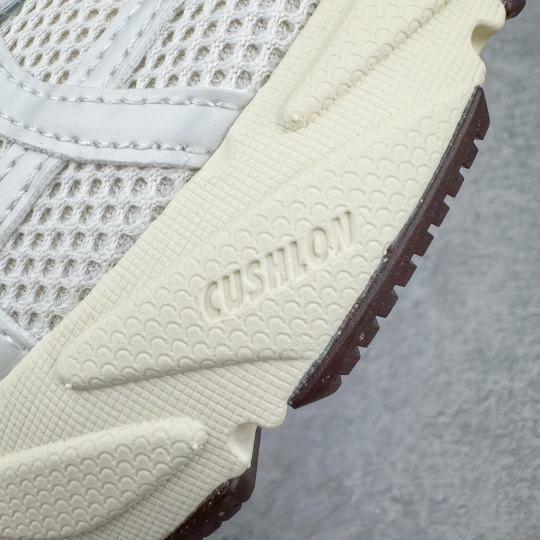 图片[17]-＃HP纯原 NK V2K Runtekk 减震防滑低帮 复古老爹鞋跑步鞋 FD0736-103 鞋款被命名为 Runtekk 设计上借鉴了 2000 年的跑鞋风格 配色上以金属银为主调 简练又有复古运动气质 材质上使用大面积网眼、皮革、TPU 组成 支撑和透气性肯定不错 中底处由 Cushlon 泡绵打造 保证在压马路时可以提供优秀脚感 并通过一手做旧氧化效果突出复古感 中底造型很容易让大家联想到巴黎世家3XL 增高效果同样不能忽视 尺码：35.5 36 36.5 37.5 38 38.5 39 40 40.5 41 42 42.5 43 44 44.5 45 46-选品中心