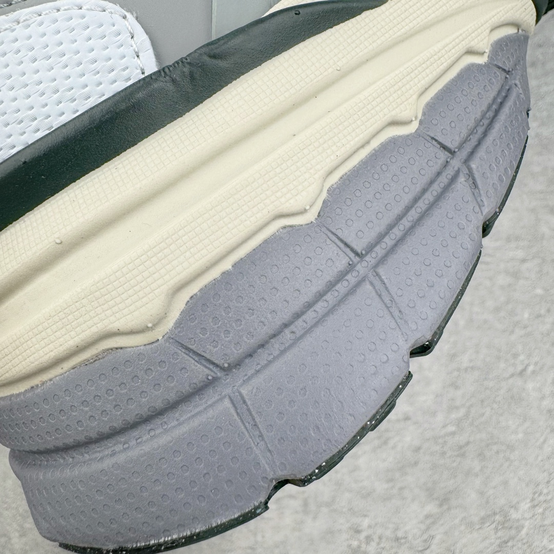 图片[16]-＃HP纯原 NK V2K Runtekk 减震防滑低帮 复古老爹鞋跑步鞋 FD0736-003 鞋款被命名为 Runtekk 设计上借鉴了 2000 年的跑鞋风格 配色上以金属银为主调 简练又有复古运动气质 材质上使用大面积网眼、皮革、TPU 组成 支撑和透气性肯定不错 中底处由 Cushlon 泡绵打造 保证在压马路时可以提供优秀脚感 并通过一手做旧氧化效果突出复古感 中底造型很容易让大家联想到巴黎世家3XL 增高效果同样不能忽视 尺码：35.5 36 36.5 37.5 38 38.5 39 40 40.5 41 42 42.5 43 44 44.5 45 46-选品中心