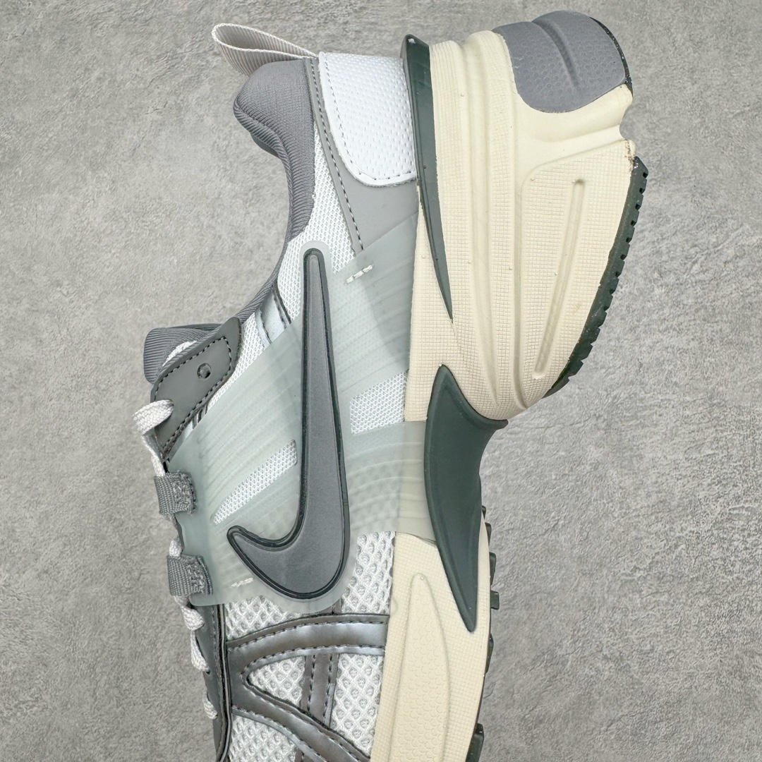 图片[7]-＃HP纯原 NK V2K Runtekk 减震防滑低帮 复古老爹鞋跑步鞋 FD0736-003 鞋款被命名为 Runtekk 设计上借鉴了 2000 年的跑鞋风格 配色上以金属银为主调 简练又有复古运动气质 材质上使用大面积网眼、皮革、TPU 组成 支撑和透气性肯定不错 中底处由 Cushlon 泡绵打造 保证在压马路时可以提供优秀脚感 并通过一手做旧氧化效果突出复古感 中底造型很容易让大家联想到巴黎世家3XL 增高效果同样不能忽视 尺码：35.5 36 36.5 37.5 38 38.5 39 40 40.5 41 42 42.5 43 44 44.5 45 46-选品中心