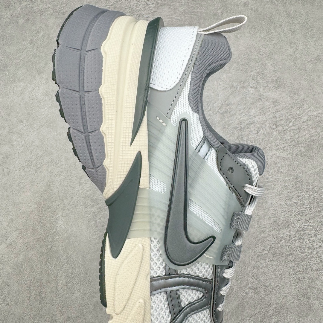 图片[6]-＃HP纯原 NK V2K Runtekk 减震防滑低帮 复古老爹鞋跑步鞋 FD0736-003 鞋款被命名为 Runtekk 设计上借鉴了 2000 年的跑鞋风格 配色上以金属银为主调 简练又有复古运动气质 材质上使用大面积网眼、皮革、TPU 组成 支撑和透气性肯定不错 中底处由 Cushlon 泡绵打造 保证在压马路时可以提供优秀脚感 并通过一手做旧氧化效果突出复古感 中底造型很容易让大家联想到巴黎世家3XL 增高效果同样不能忽视 尺码：35.5 36 36.5 37.5 38 38.5 39 40 40.5 41 42 42.5 43 44 44.5 45 46-选品中心