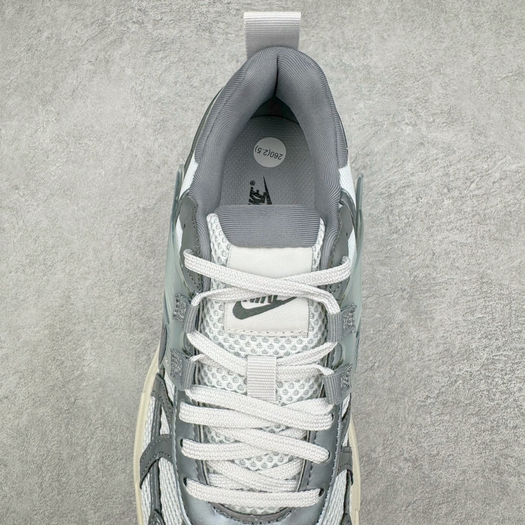 图片[5]-＃HP纯原 NK V2K Runtekk 减震防滑低帮 复古老爹鞋跑步鞋 FD0736-003 鞋款被命名为 Runtekk 设计上借鉴了 2000 年的跑鞋风格 配色上以金属银为主调 简练又有复古运动气质 材质上使用大面积网眼、皮革、TPU 组成 支撑和透气性肯定不错 中底处由 Cushlon 泡绵打造 保证在压马路时可以提供优秀脚感 并通过一手做旧氧化效果突出复古感 中底造型很容易让大家联想到巴黎世家3XL 增高效果同样不能忽视 尺码：35.5 36 36.5 37.5 38 38.5 39 40 40.5 41 42 42.5 43 44 44.5 45 46-选品中心