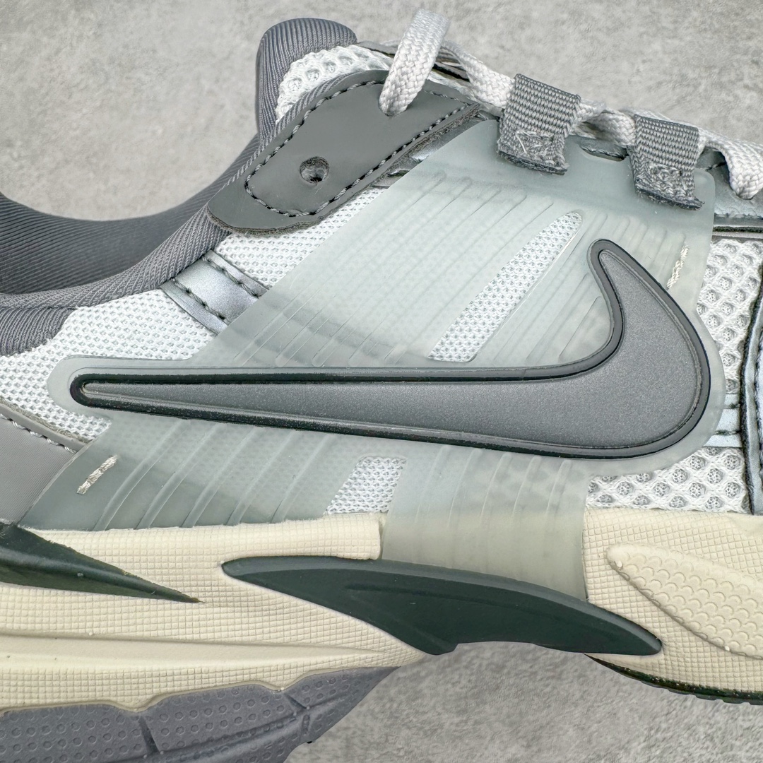 图片[17]-＃HP纯原 NK V2K Runtekk 减震防滑低帮 复古老爹鞋跑步鞋 FD0736-003 鞋款被命名为 Runtekk 设计上借鉴了 2000 年的跑鞋风格 配色上以金属银为主调 简练又有复古运动气质 材质上使用大面积网眼、皮革、TPU 组成 支撑和透气性肯定不错 中底处由 Cushlon 泡绵打造 保证在压马路时可以提供优秀脚感 并通过一手做旧氧化效果突出复古感 中底造型很容易让大家联想到巴黎世家3XL 增高效果同样不能忽视 尺码：35.5 36 36.5 37.5 38 38.5 39 40 40.5 41 42 42.5 43 44 44.5 45 46-选品中心